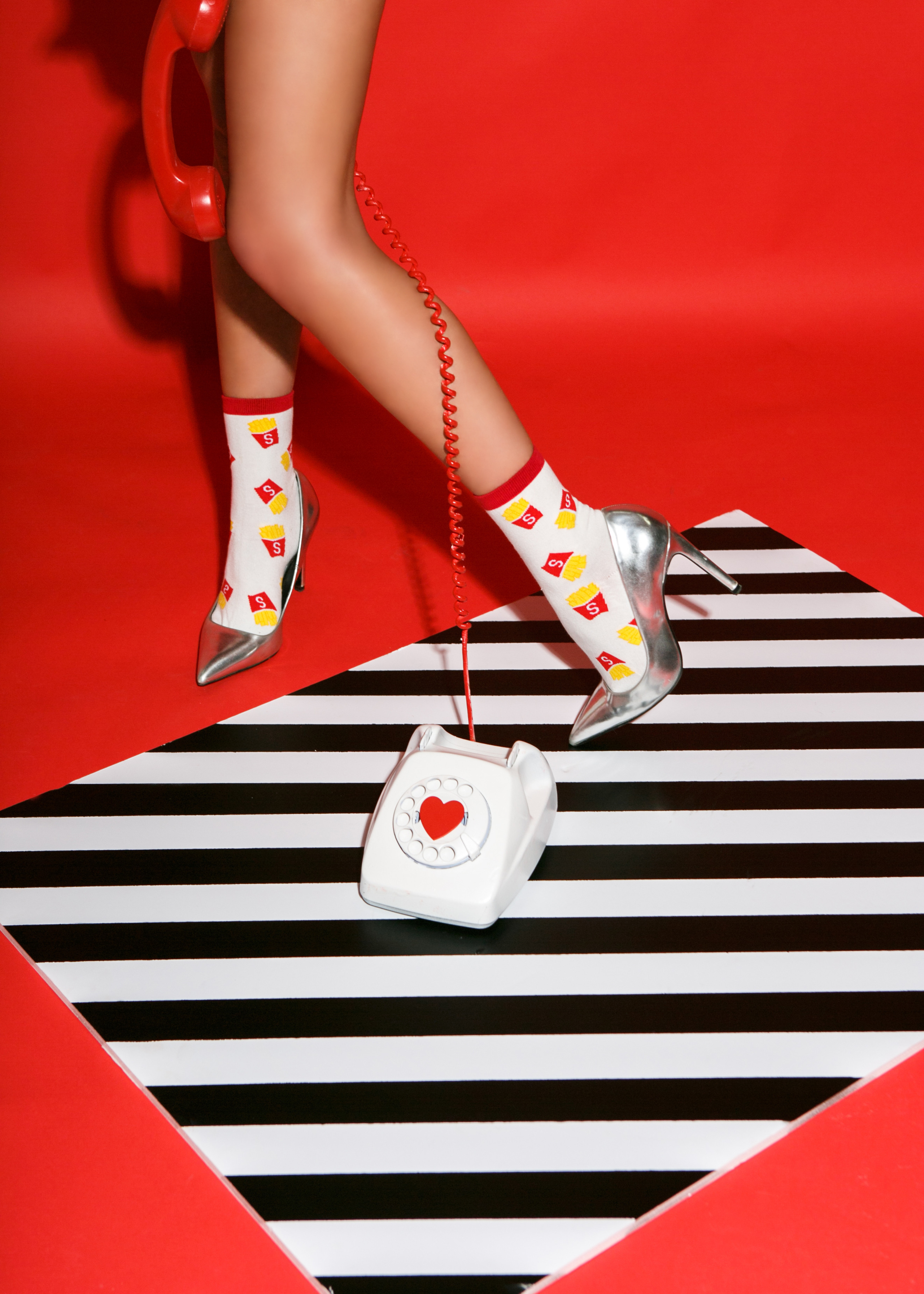 яркие носки с изображением картошки фри на полосатом фоне 