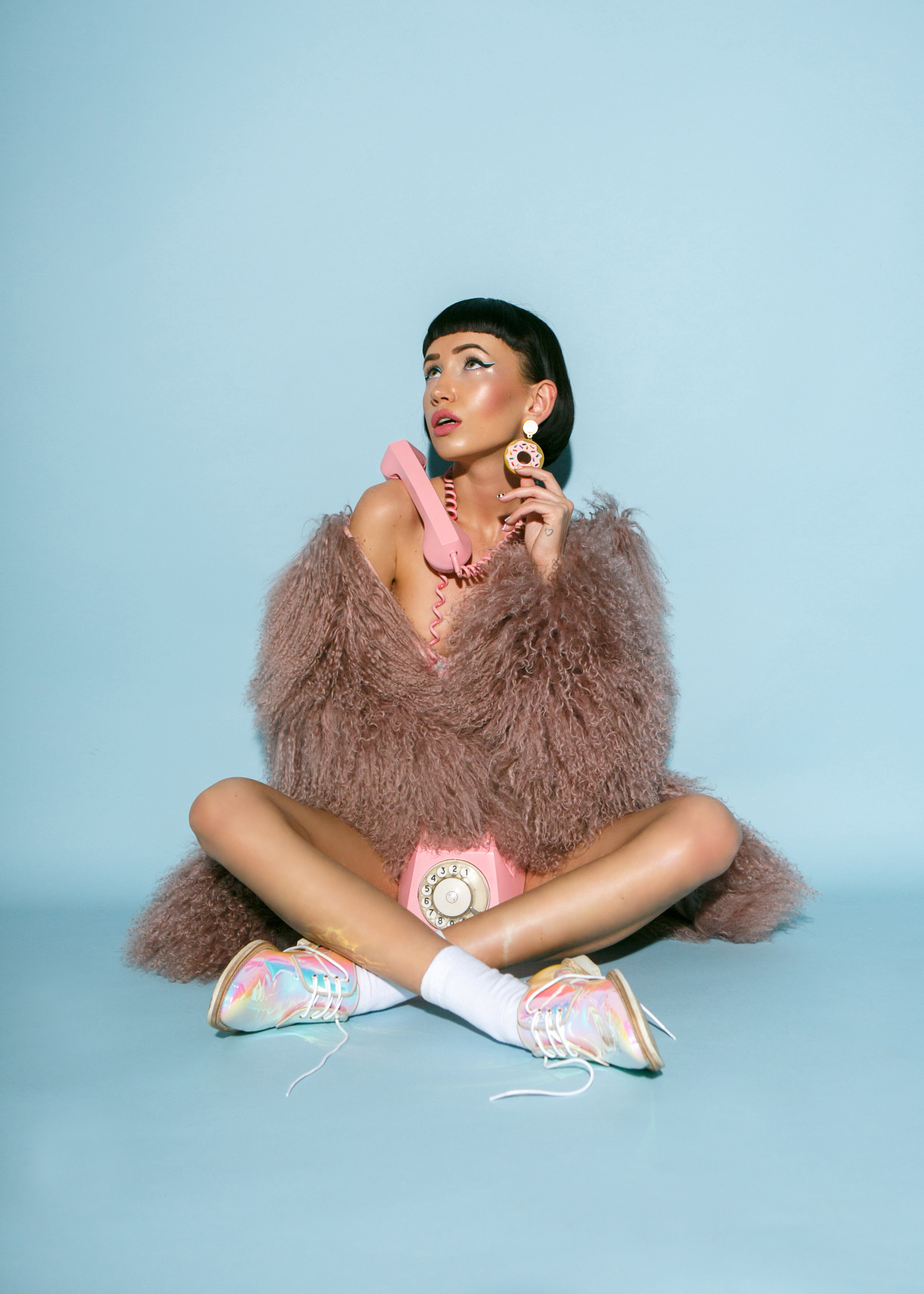 поза лотоса в меховой одежде на голубом фоне