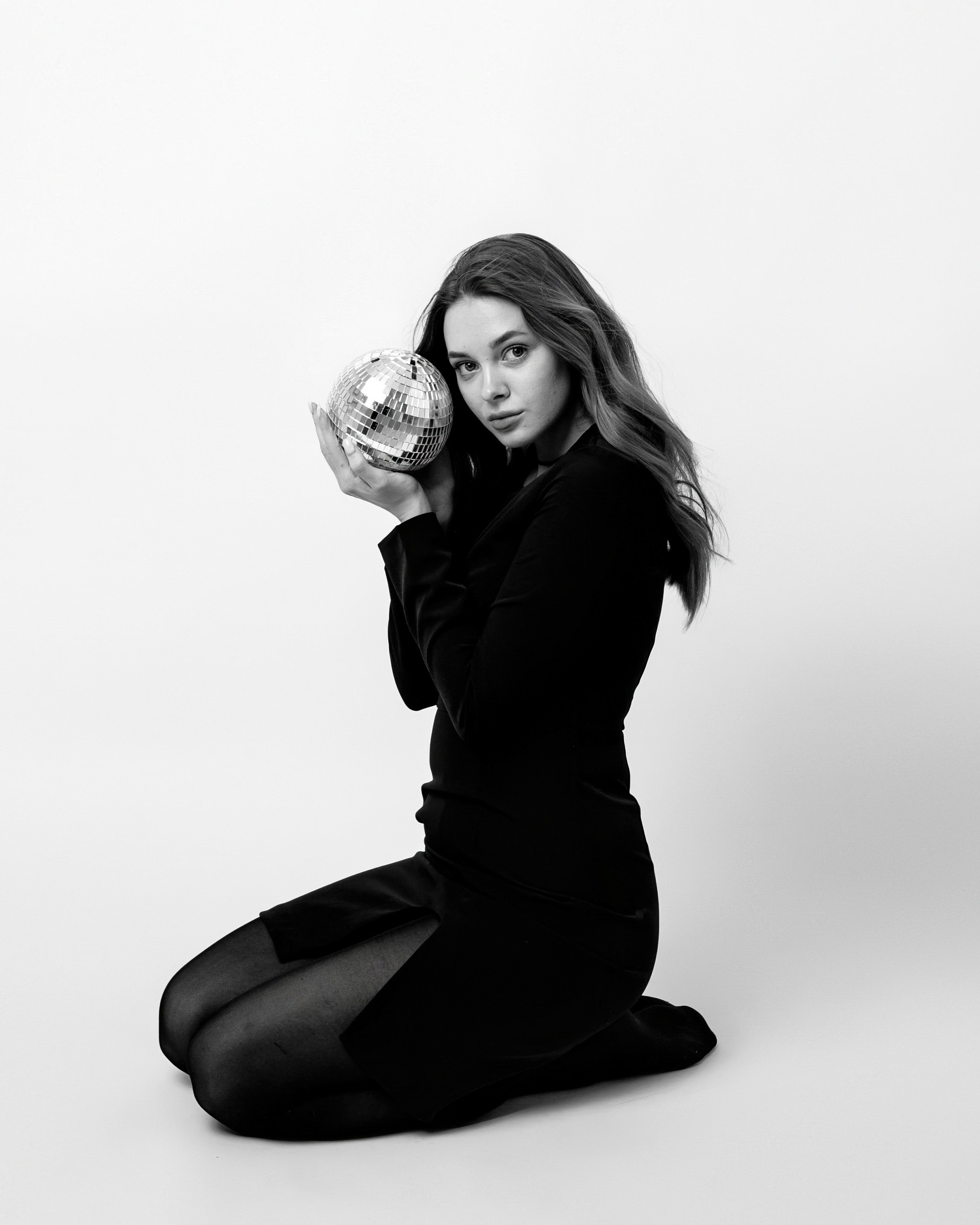Девушка с диско шаром в черном платье черно-белое фотосессия