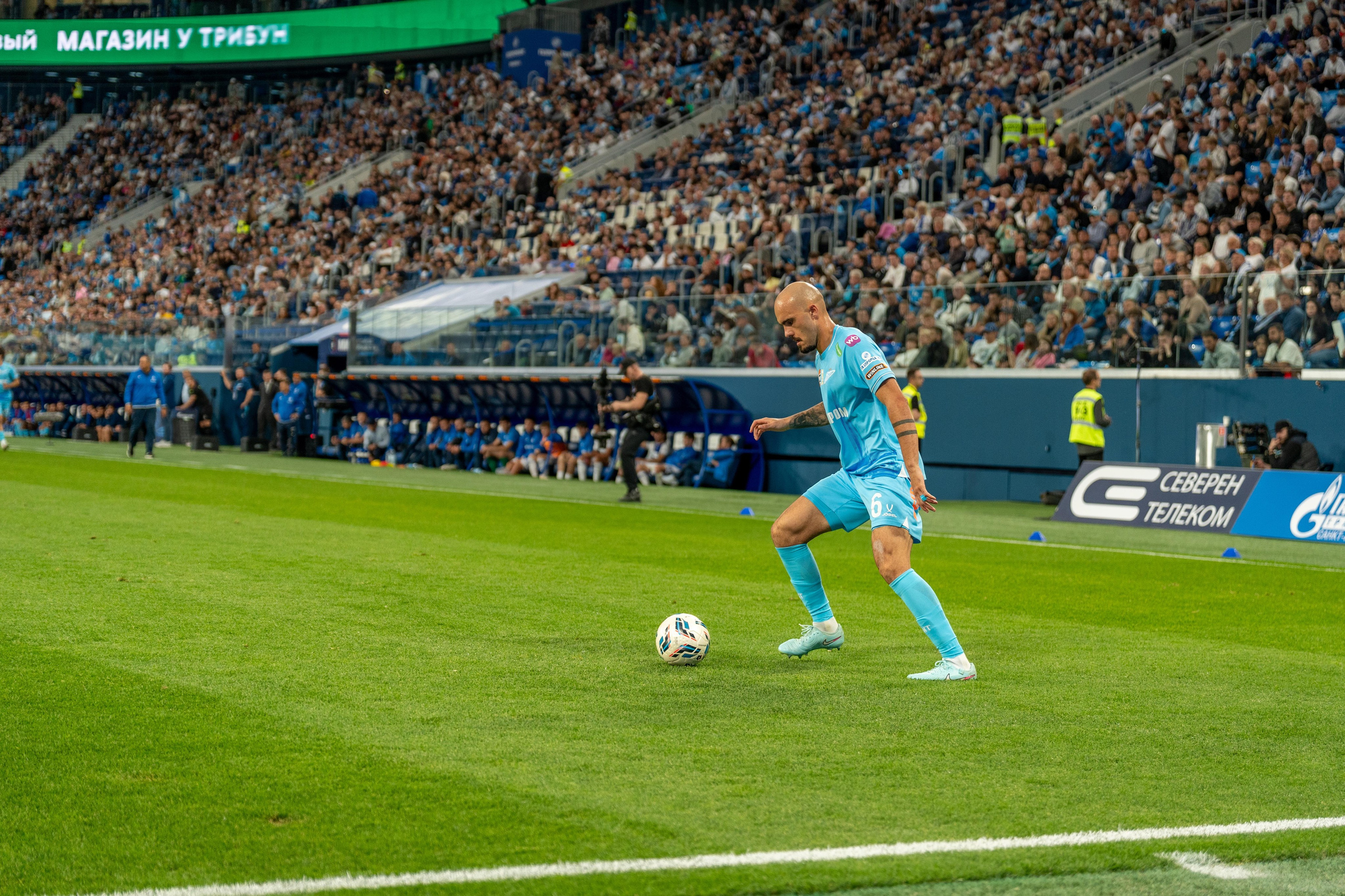 Репортажный фотограф спорт съемка запечатлел атаку «Зенита»