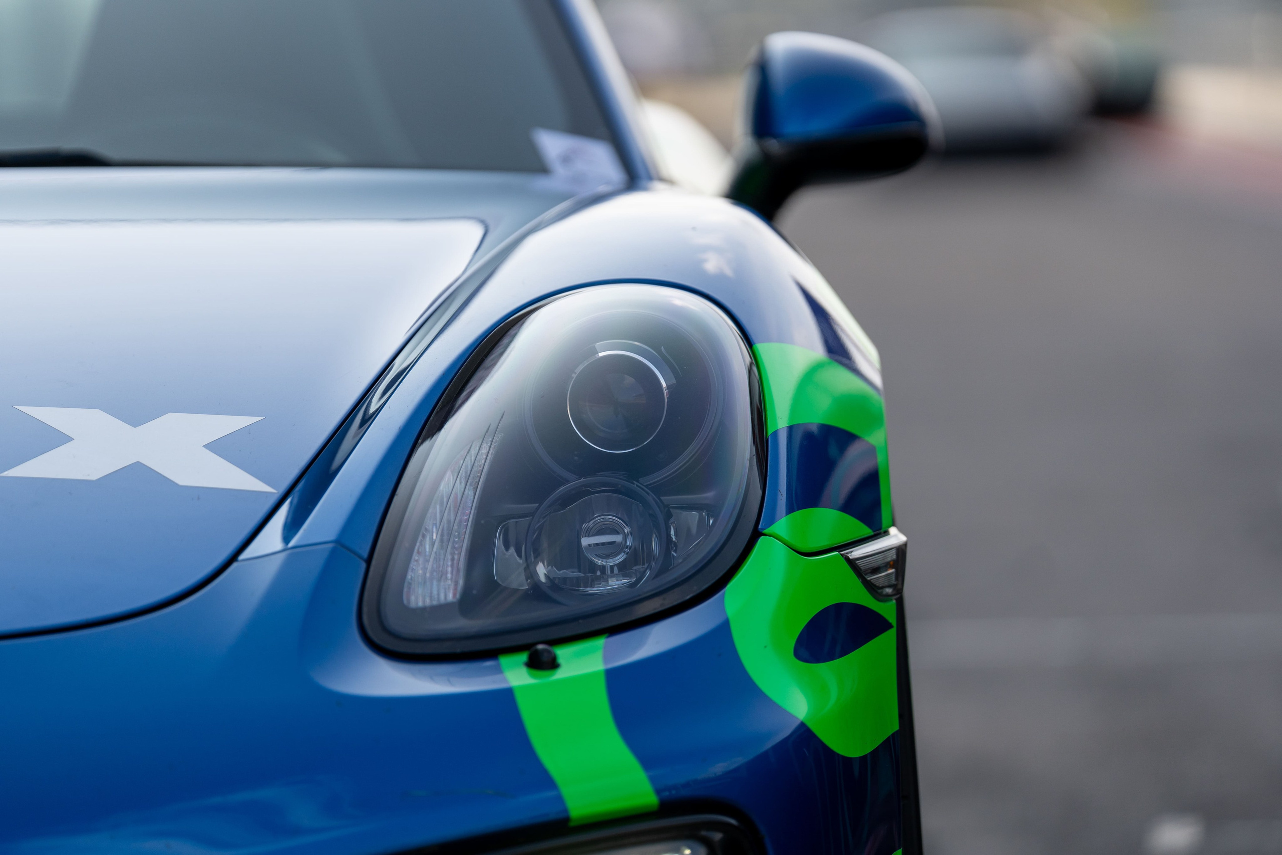 Ближний план фары синего спорткара на трек-дне Игора Драйв, спортивный фотограф Санкт-Петербург.