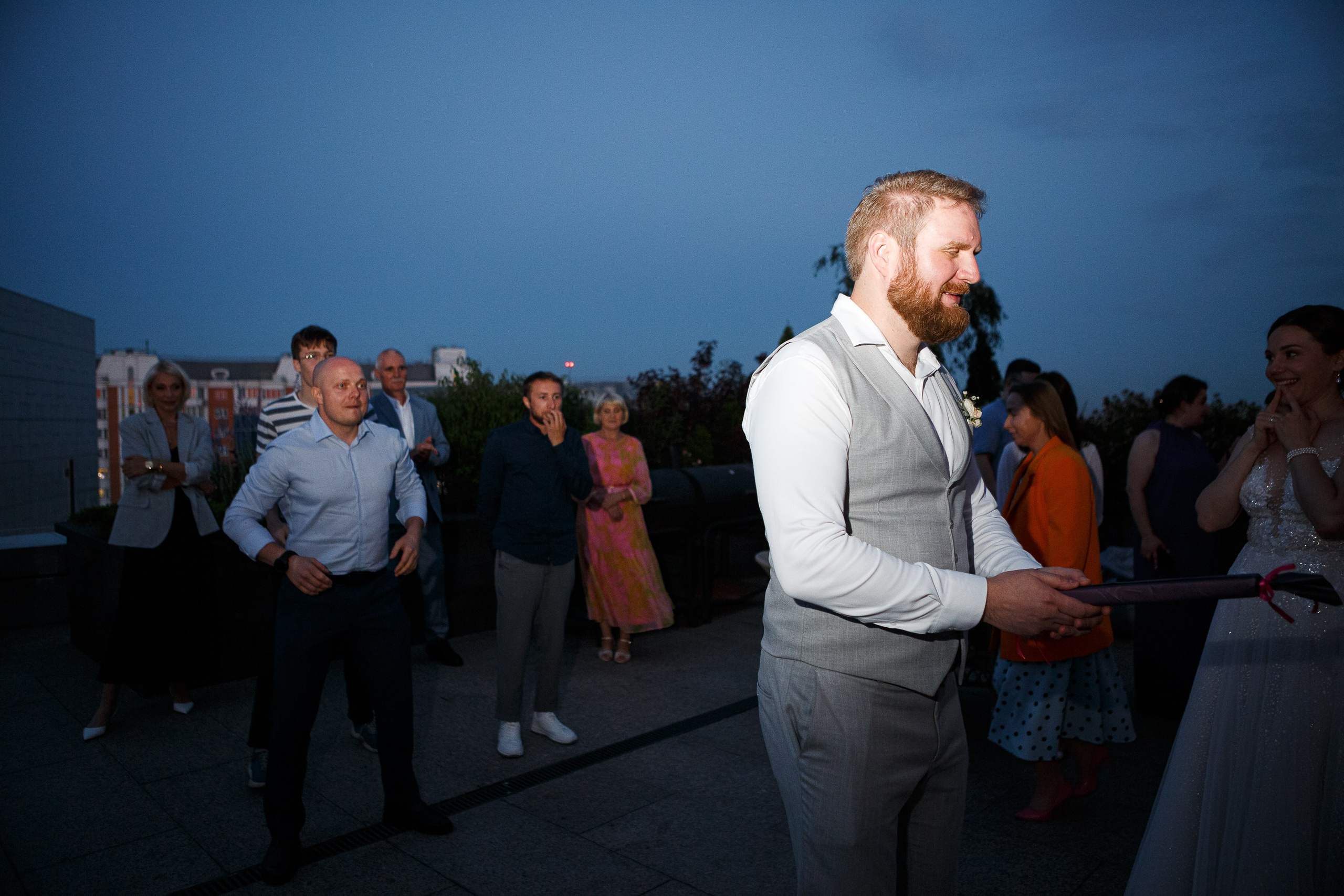 Жених кидает свиток другу жениха.