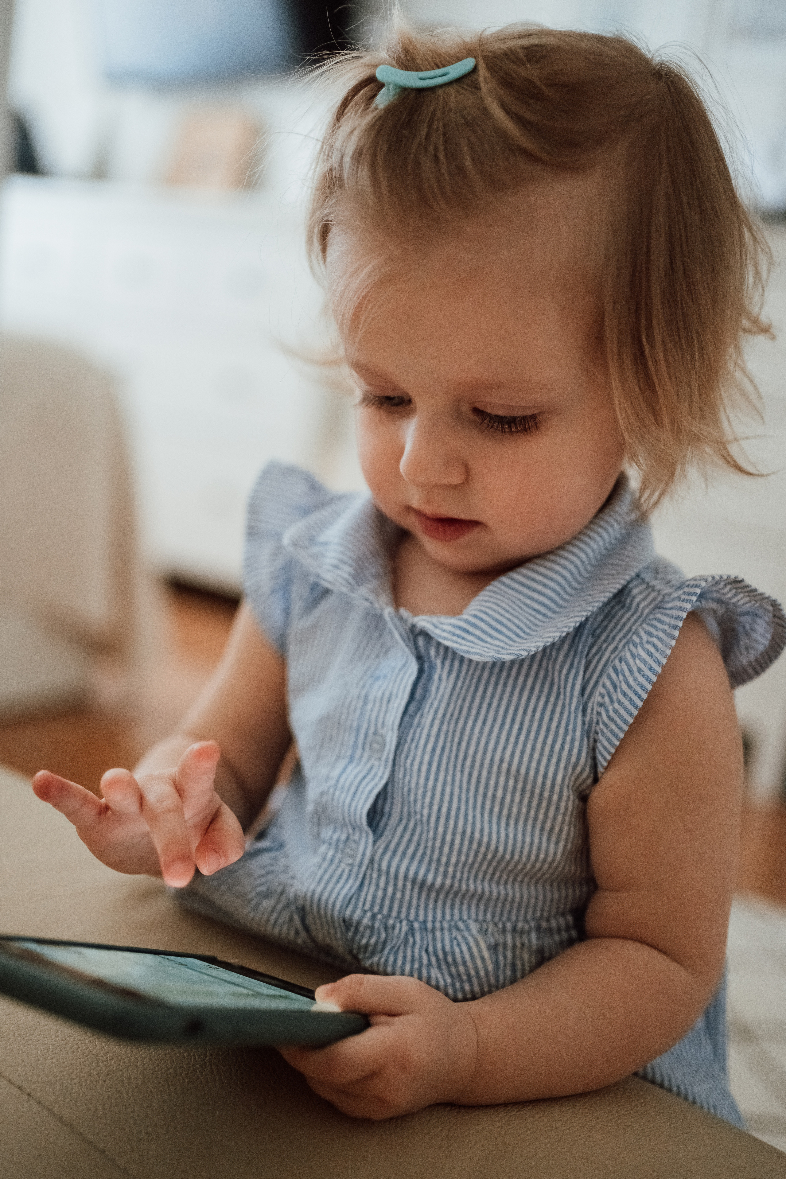 Ребенок играет в телефон