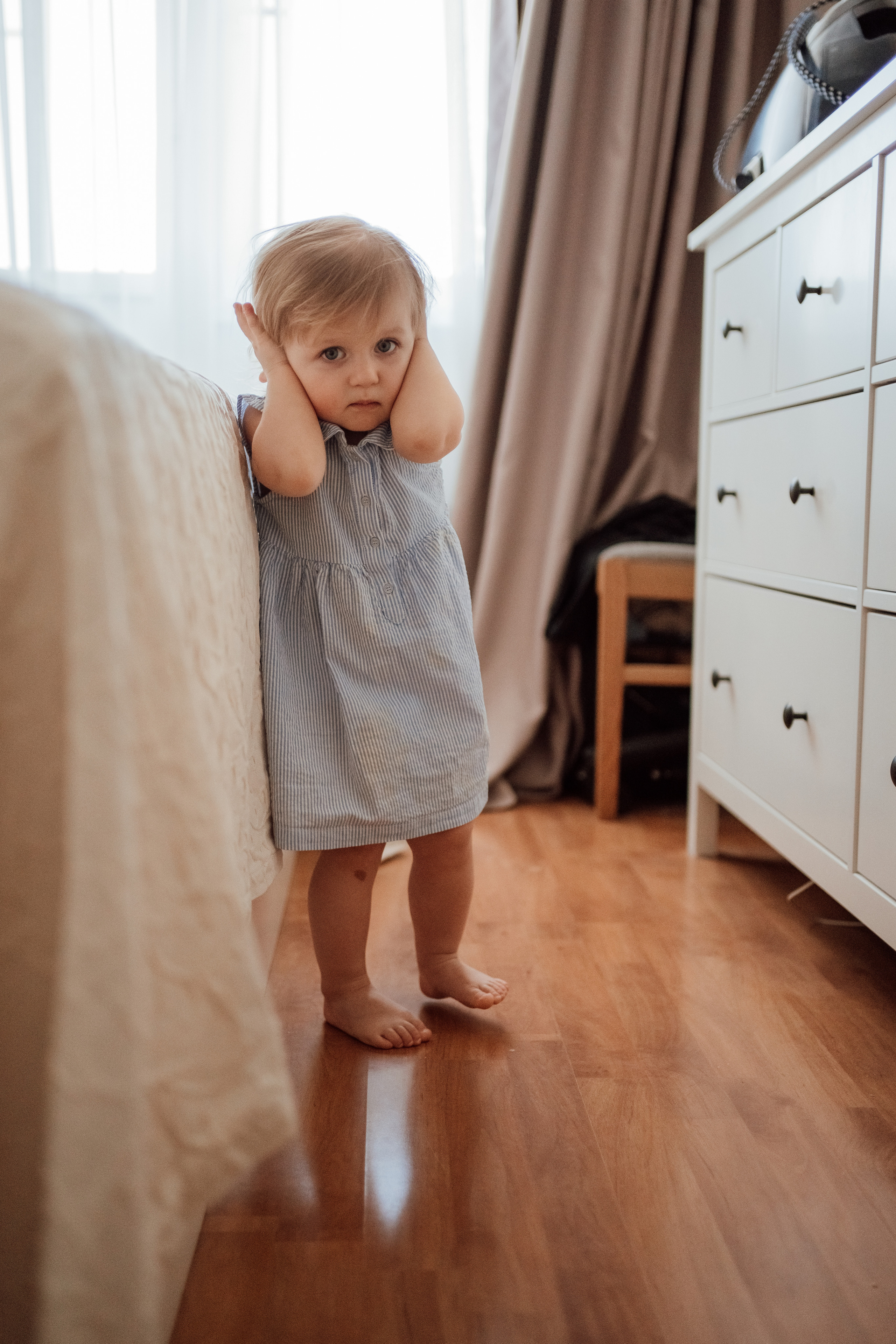 Маленькая девочка заткнула уши