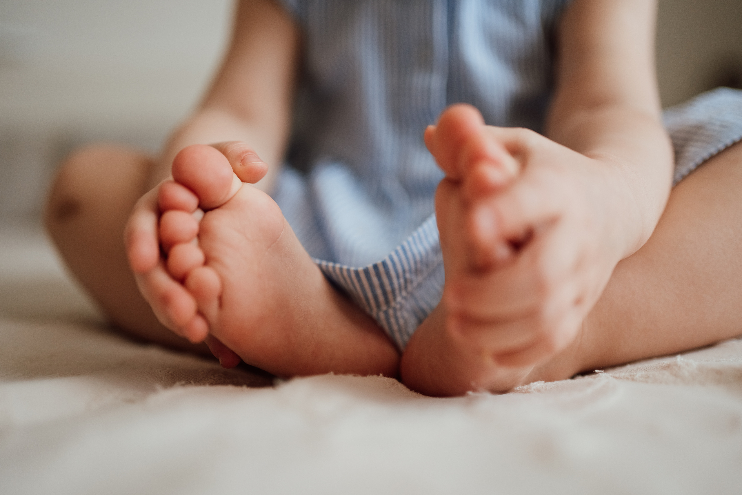 Ножки маленького ребенка крупным планом