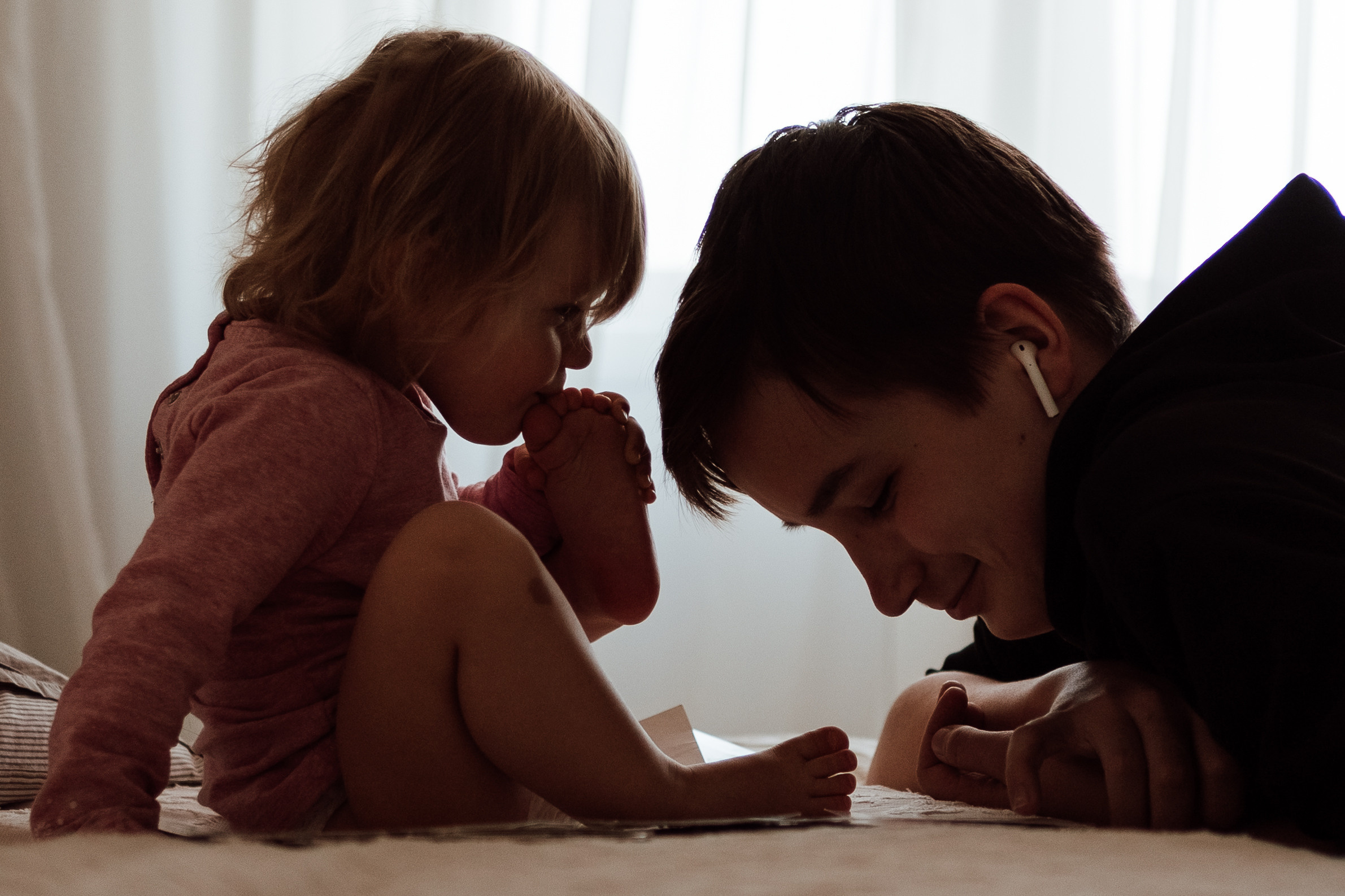 Молой человек и ребенок в контровом свете