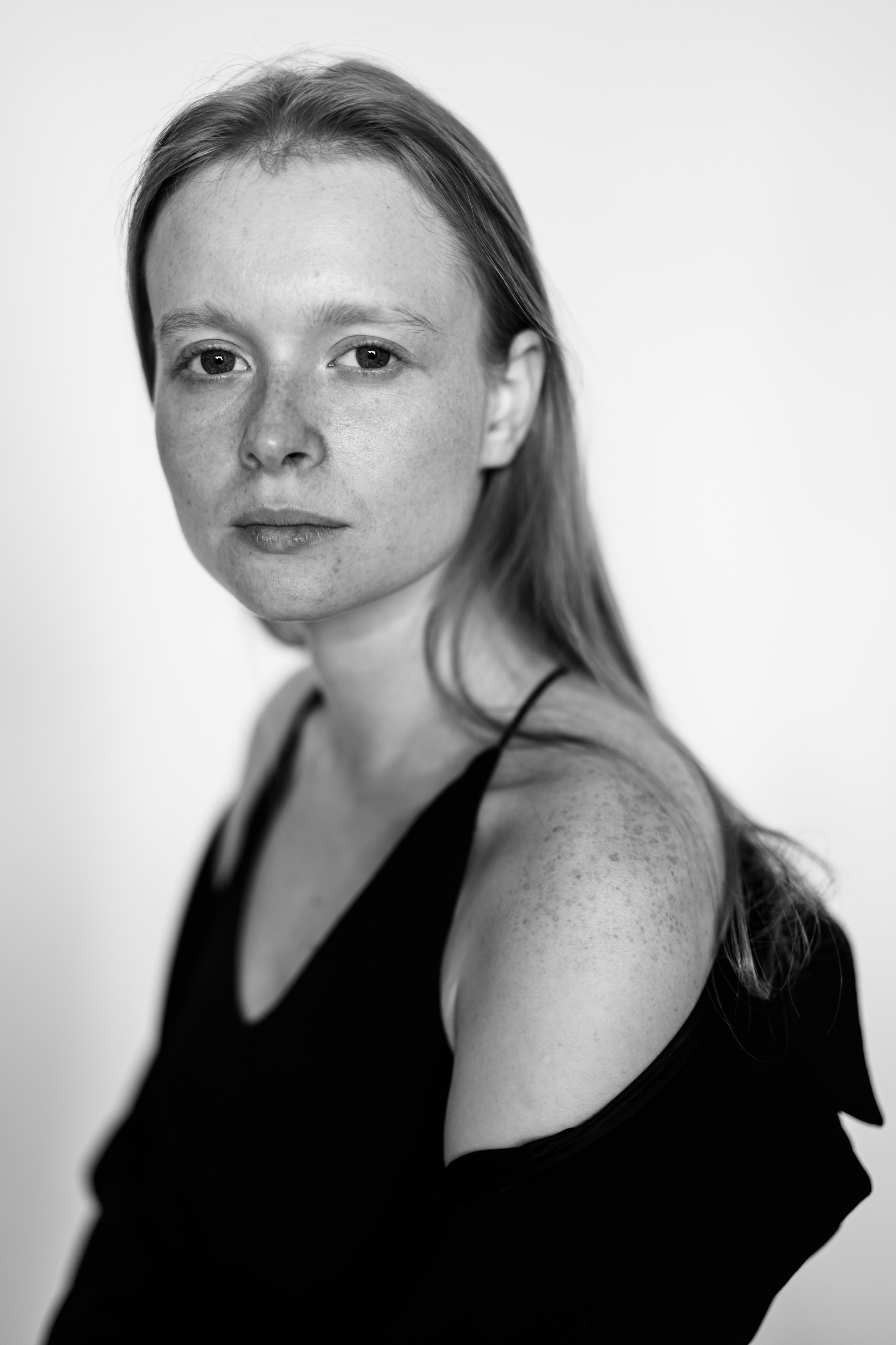 Портрет девушки у окна в естественном освещении — стильная визуализация личности.