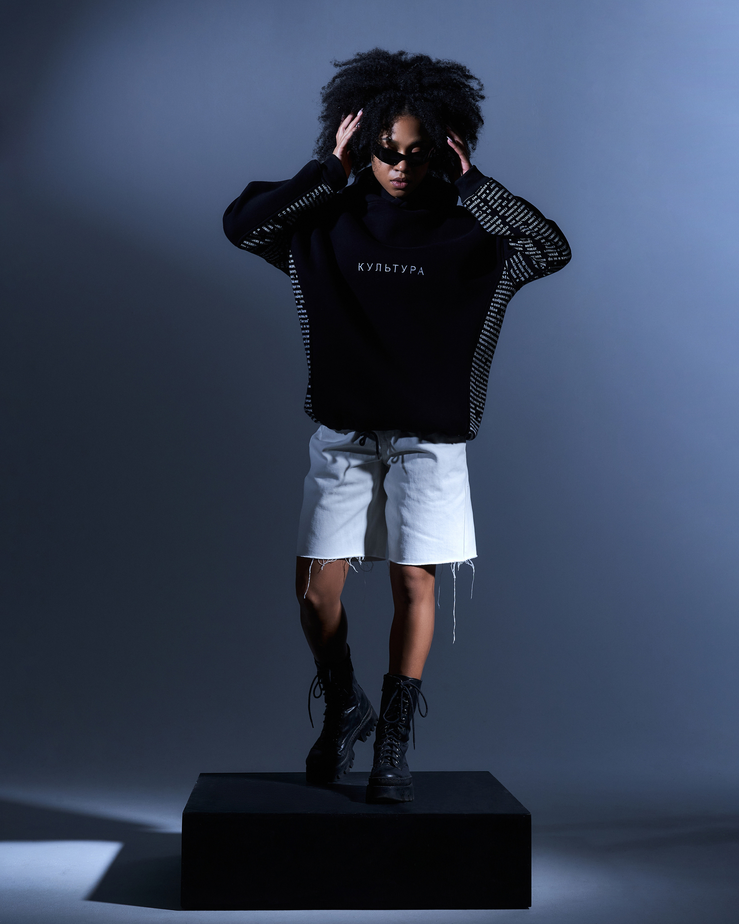 Серый фон и акцентный свет для каталога одежды