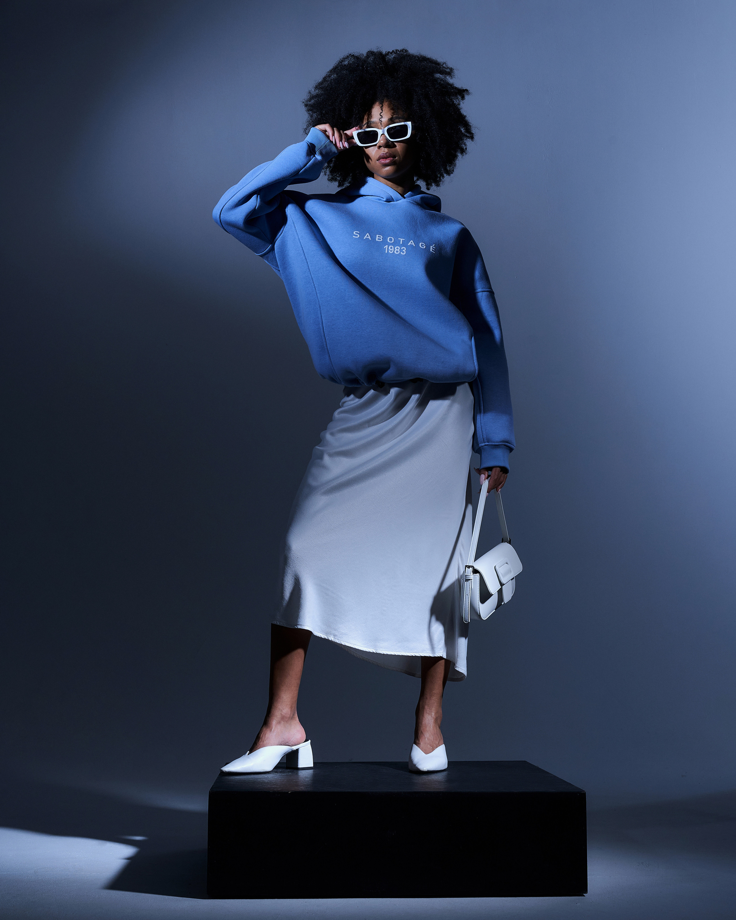 Имиджевая съемка голубого худи на темнокожей девушке