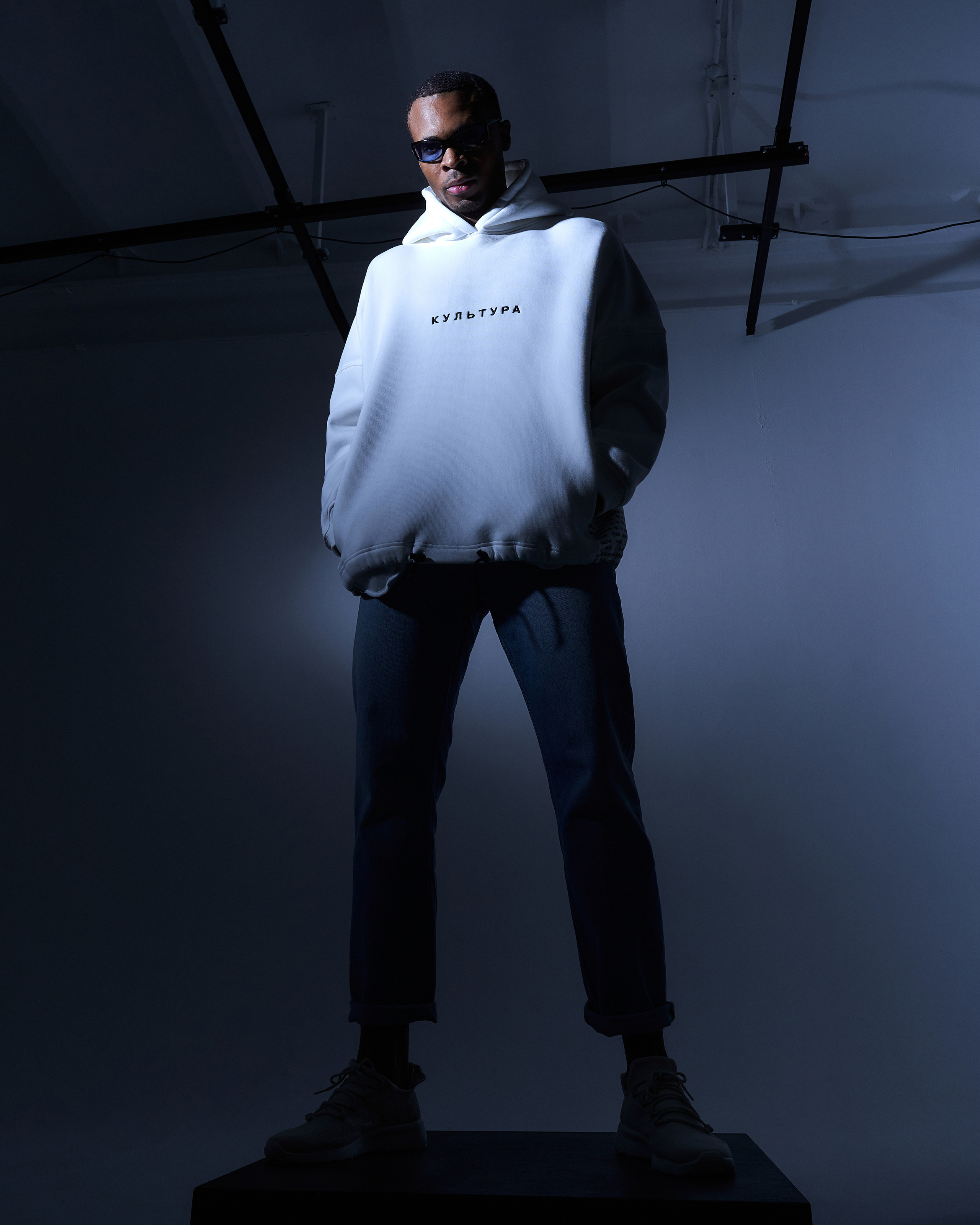 Студийная съемка темнокожей модели в уличном стиле