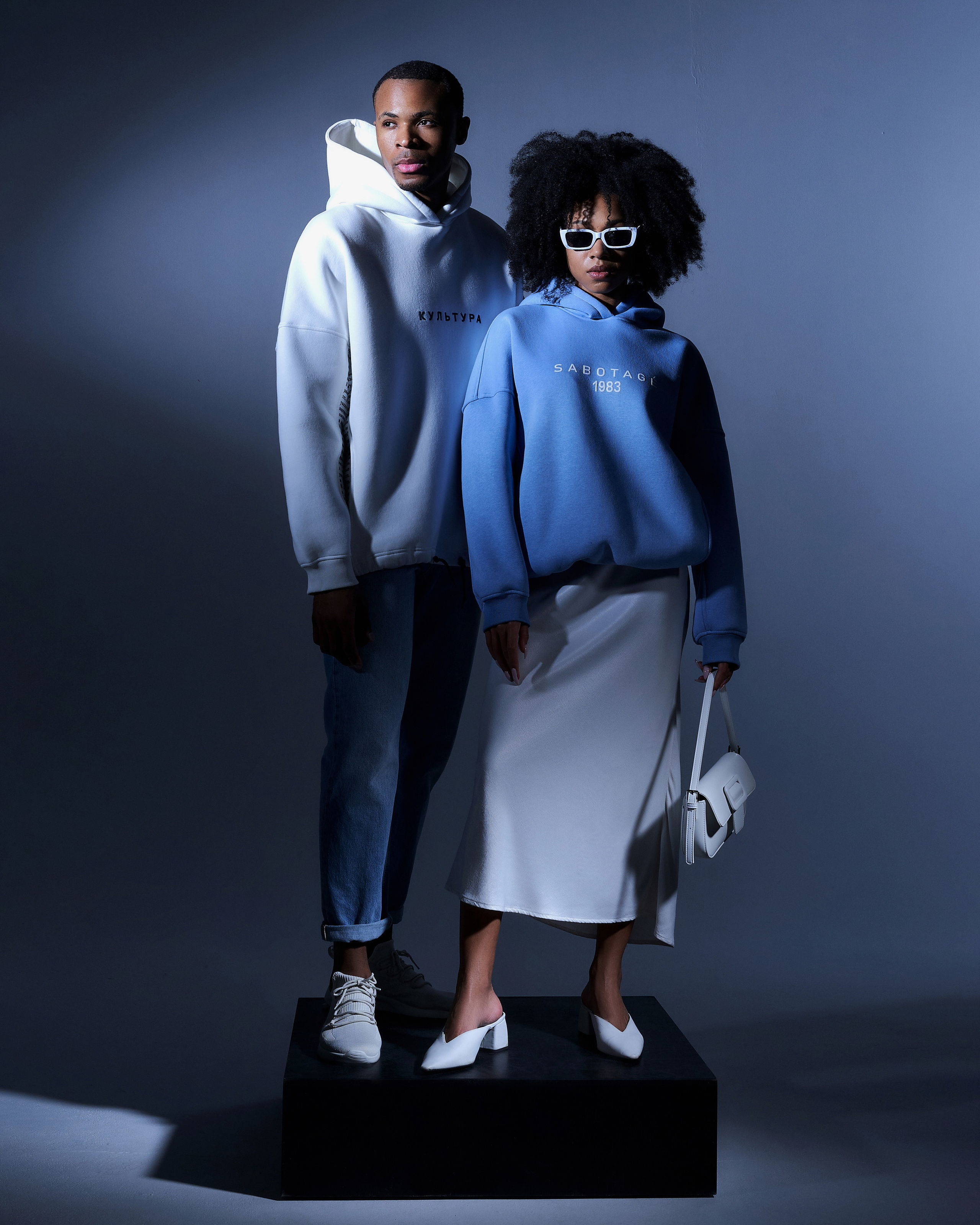 Профессиональные модели парень и девушка в уличной стильной одежде