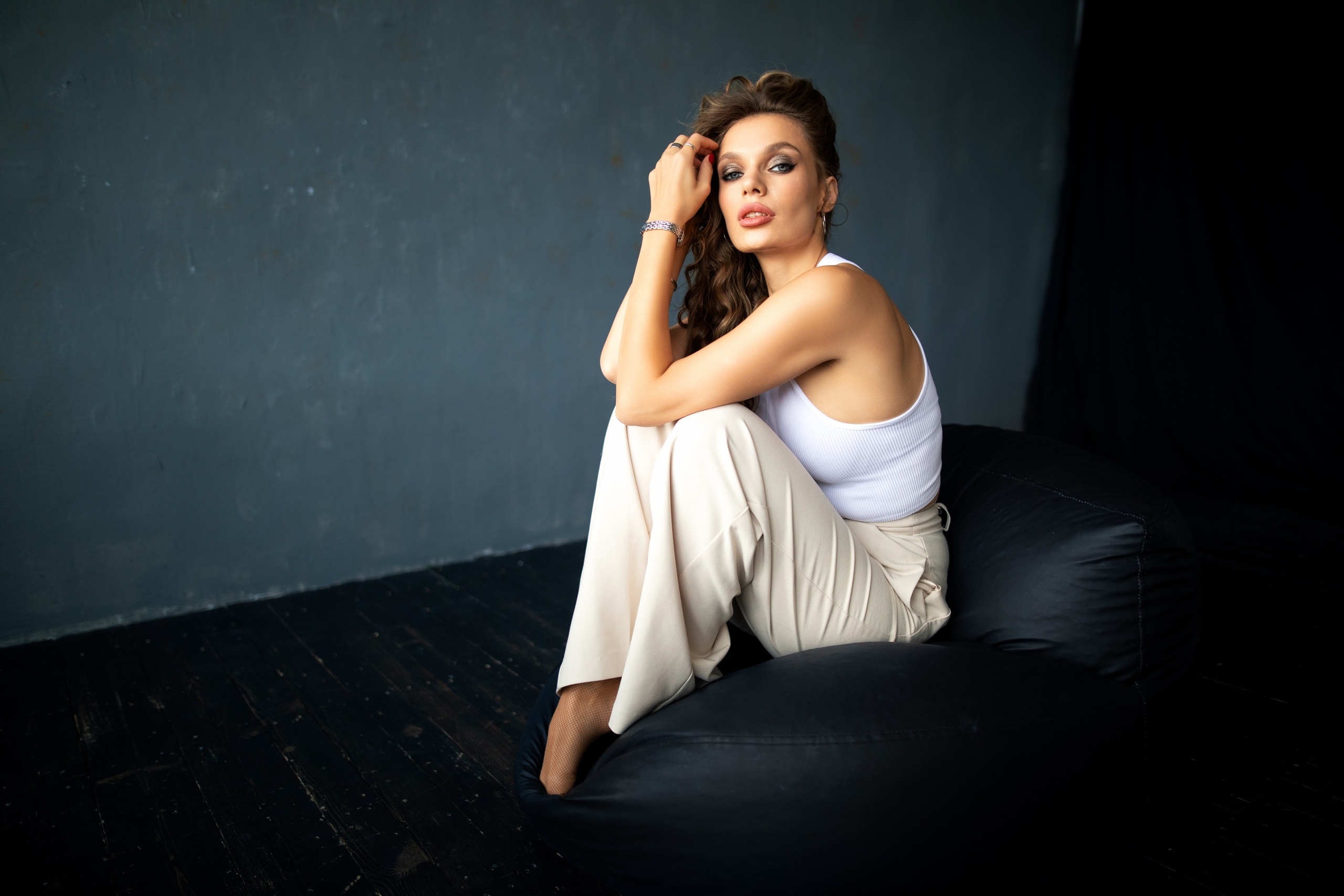 Съемка с Екатериной в студии с минимальным интерьером в формате для «себя»