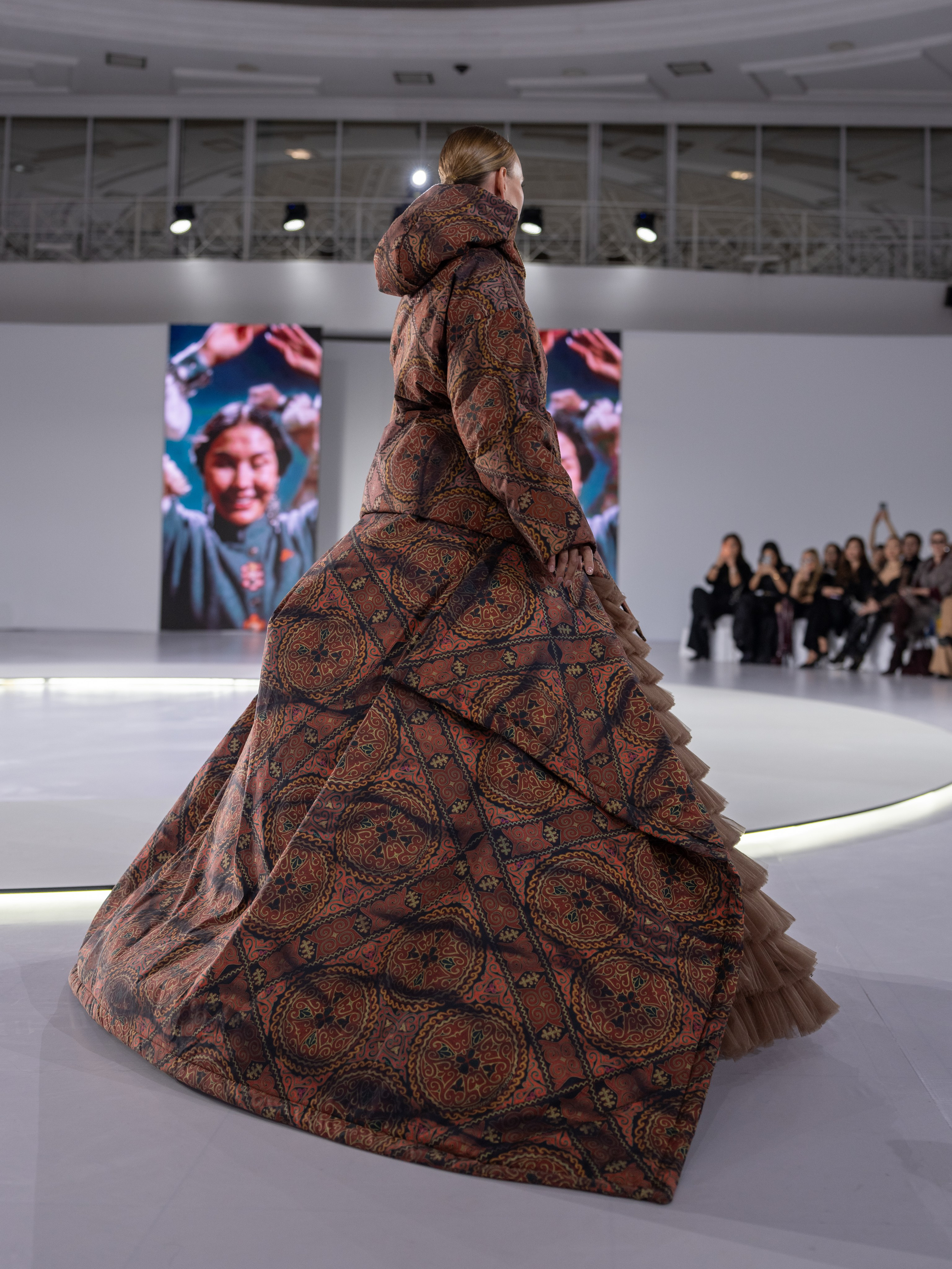 Дизайнер Aida Kaumenova. Сайт Алматинского НЮ АРТ, будуар и фэшн фотографа Дениса Карпенко