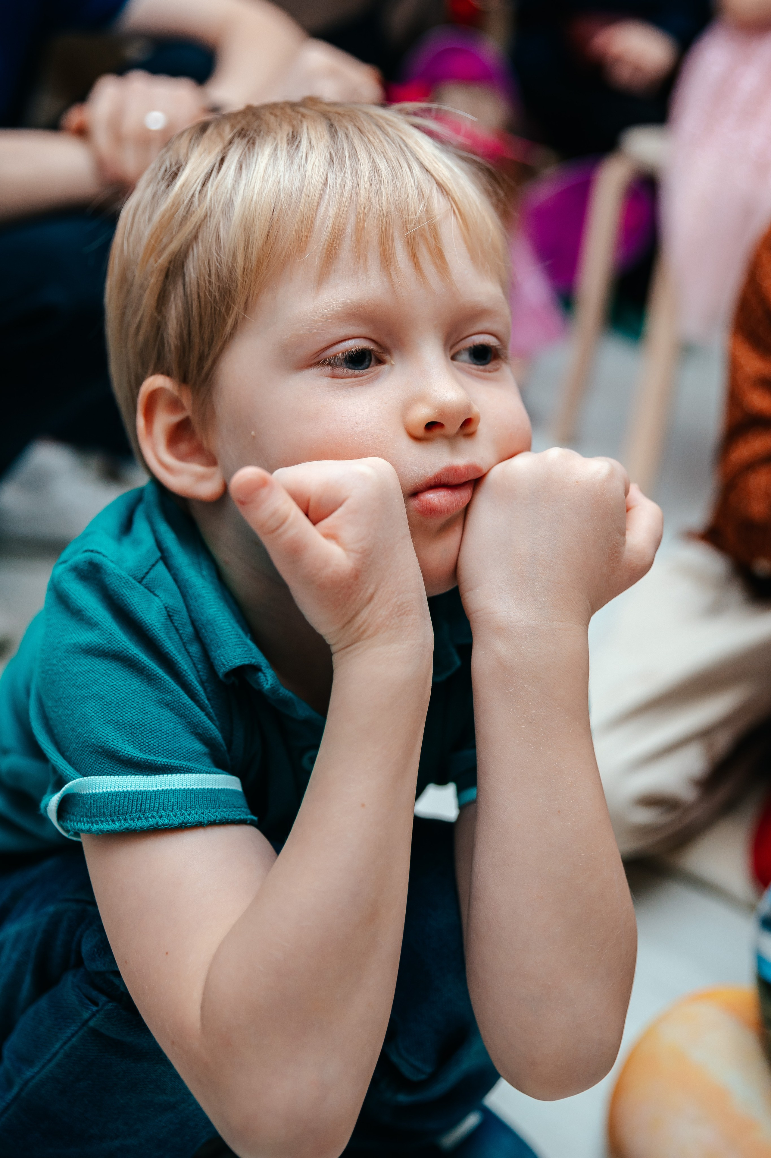 Новогодний утренник в Монтессори-школе. Семейный lifestyle фотограф в Санкт-Петербурге Людмила Пахомова