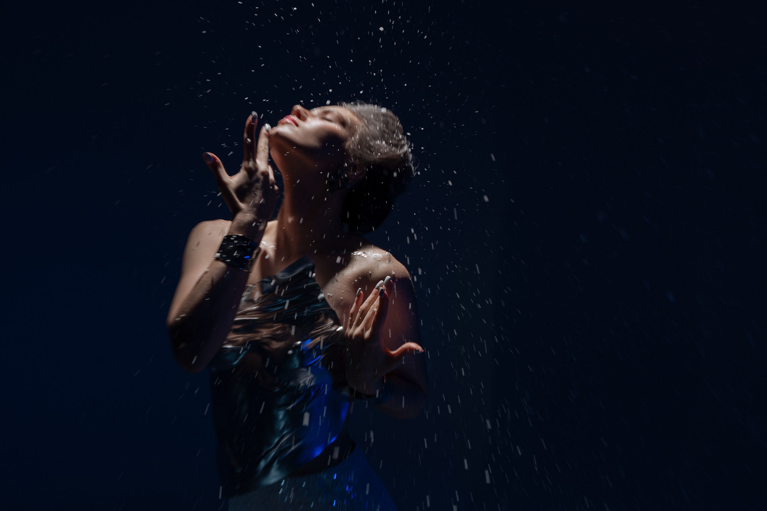 Плавные изгибы силуэта - язык зимней поэзии тела. 