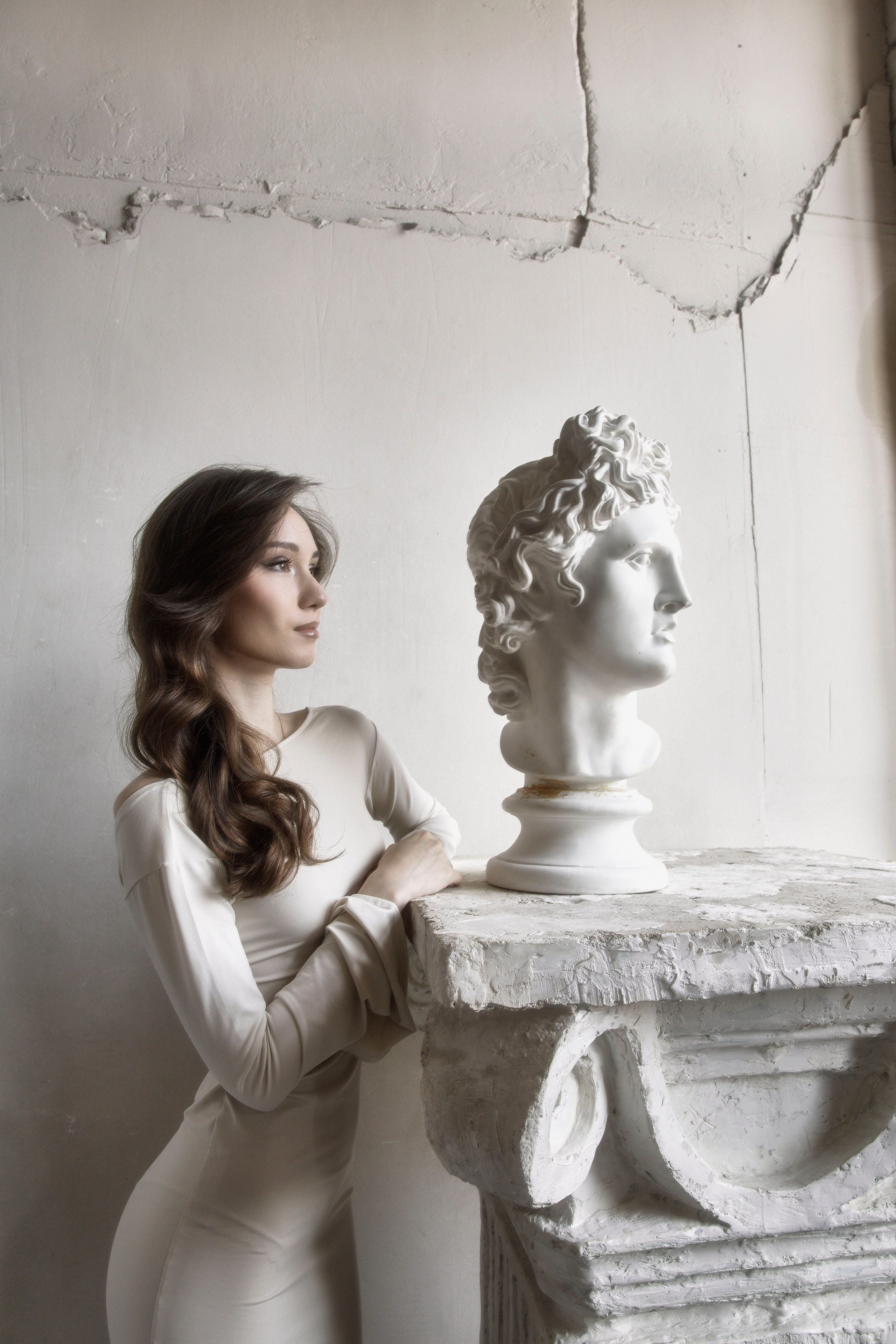 студийная съемка женский портрет фотограф спб питер фотограф фотосессия в студии женская съемка в студии с большими фигурами дувушка в белом платье скульптуры