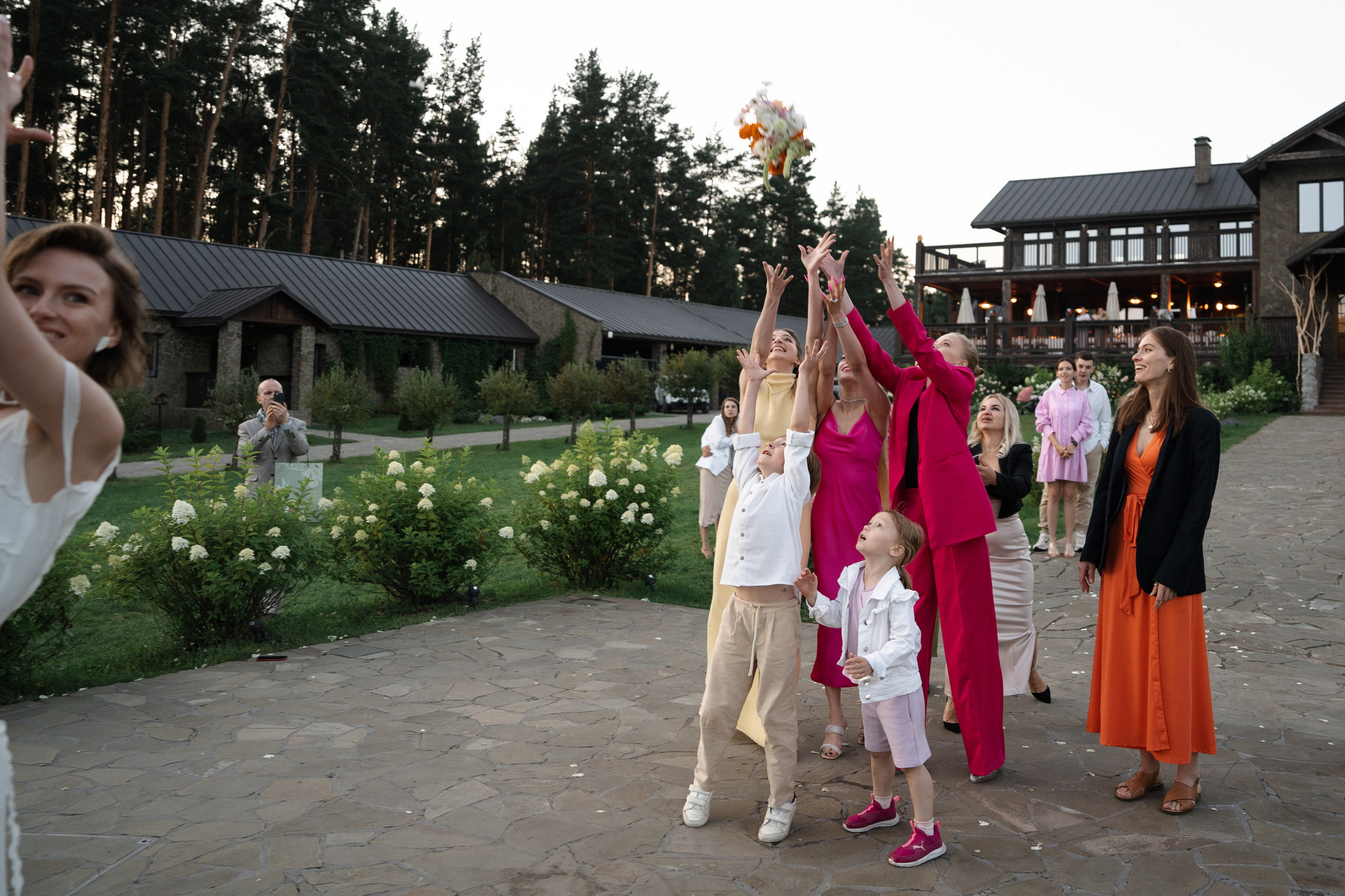 Арина & Иван. Камерная свадьба на природе в стиле в расслабленном стиле. Свадебный фотограф организатор в Санкт-Петербурге Ассоль Опарина