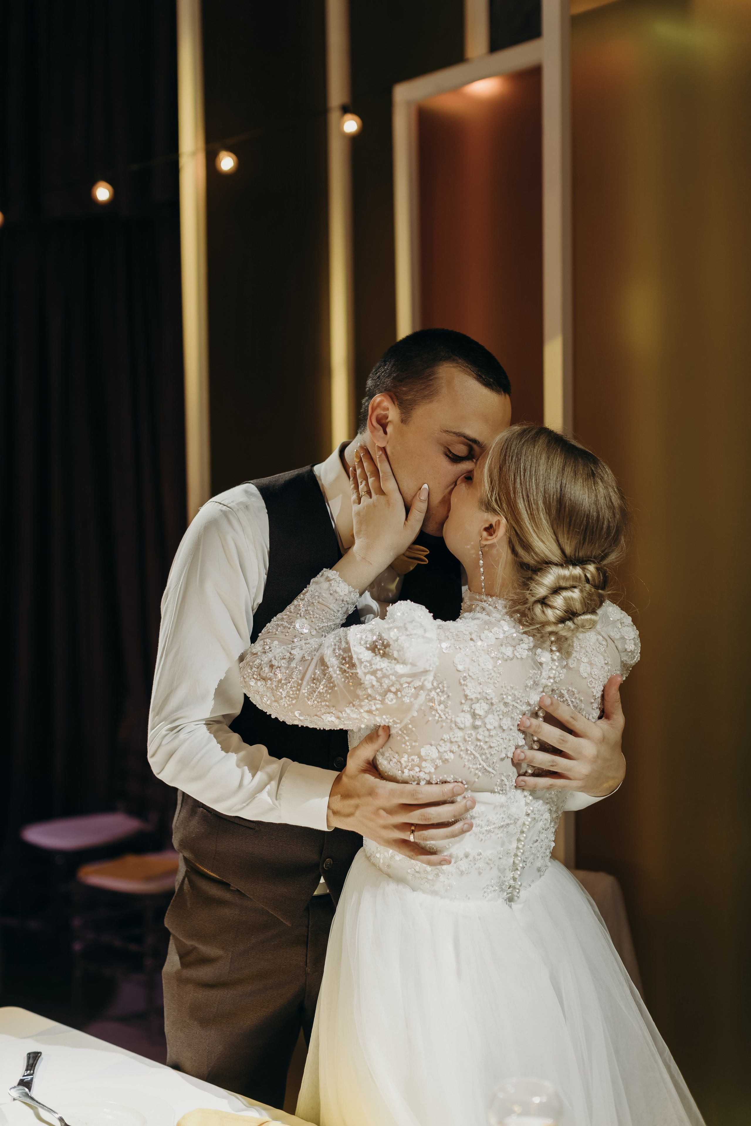 Поцелуй жениха и невесты, свадьба под ключ в Красноярске