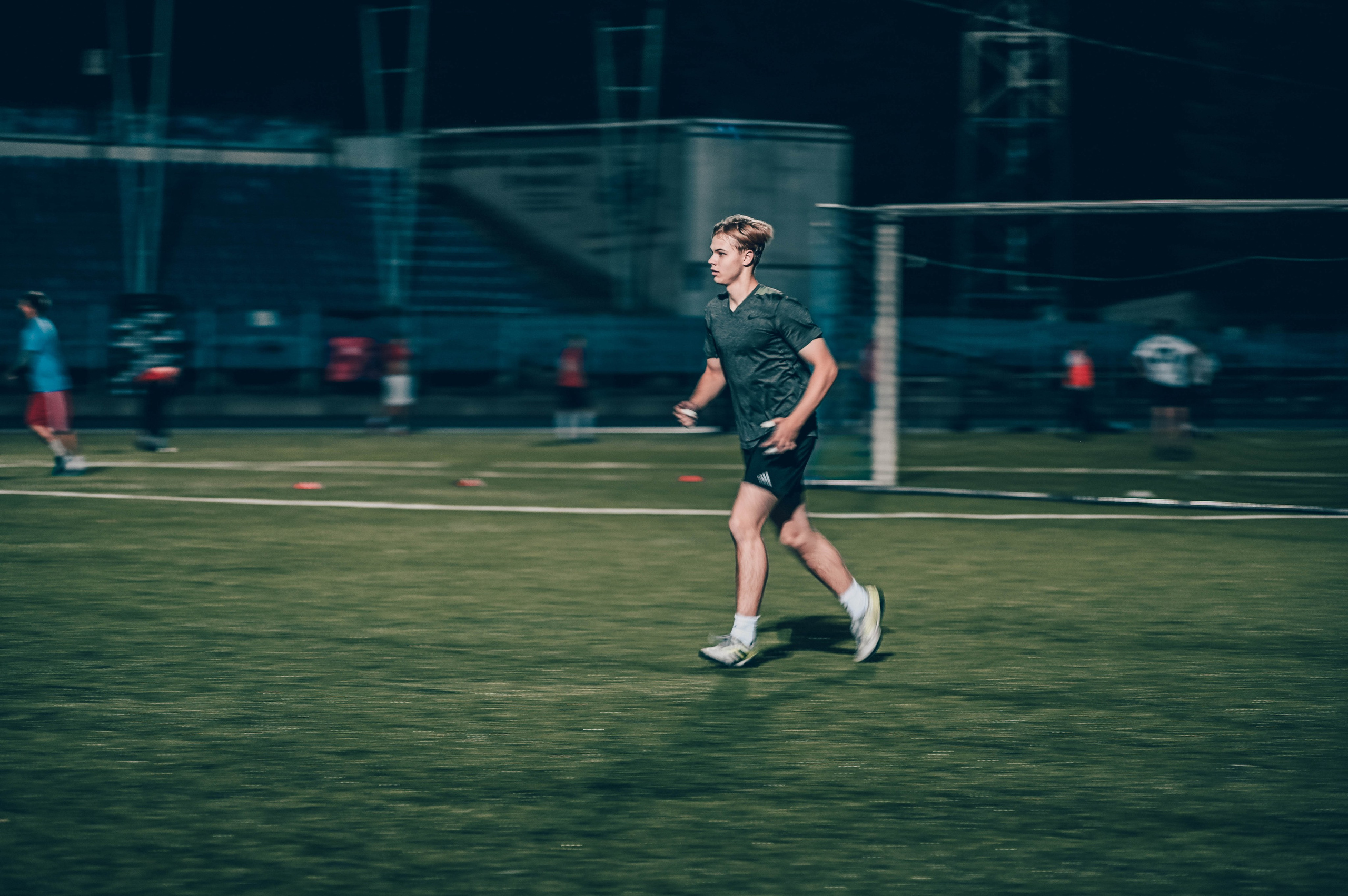 Фотосъёмка футбольной тренировки на стадионе. Фотограф Александр Орымбаев