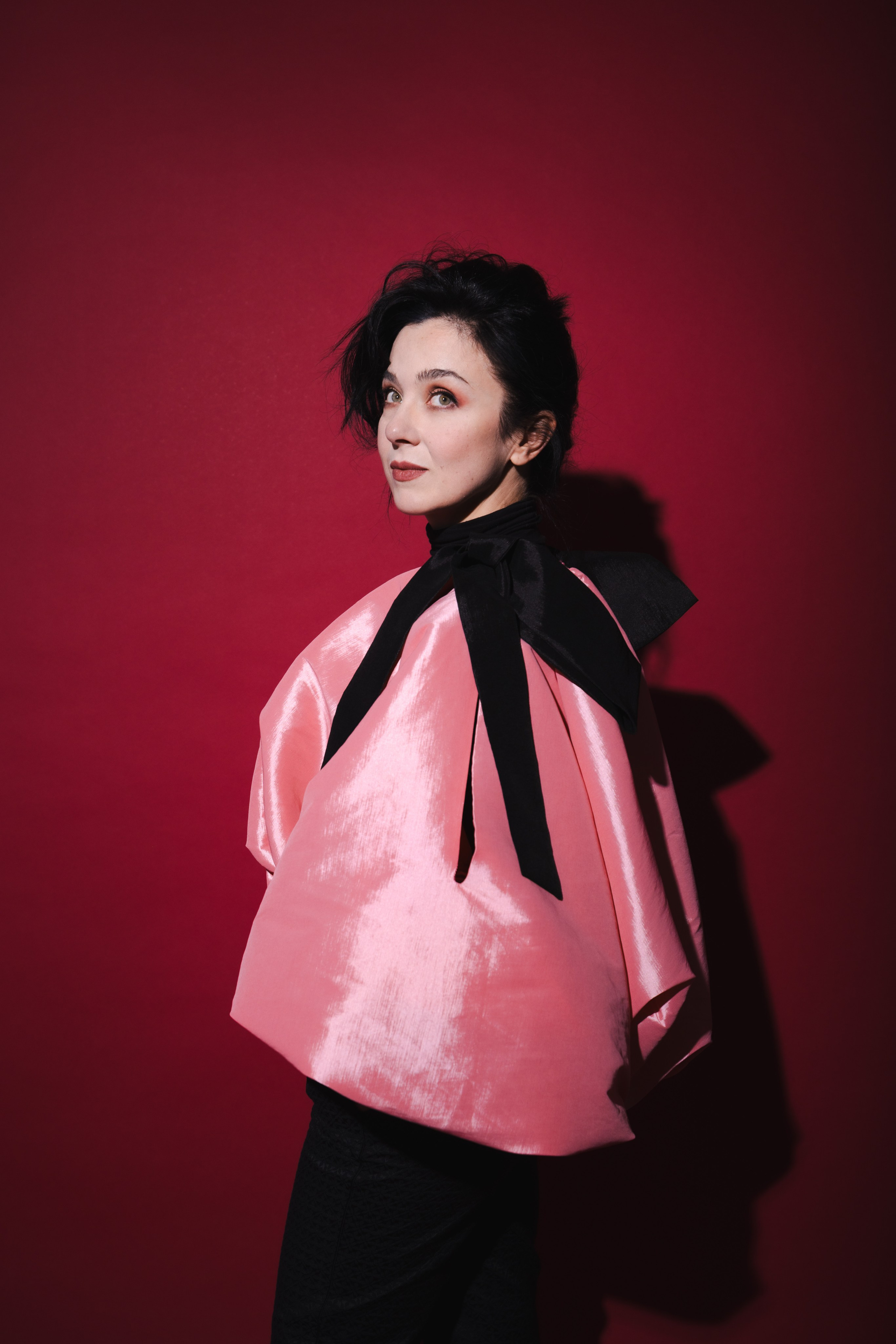 Нана Татишвили, девушка на красном фоне, образ арлекин