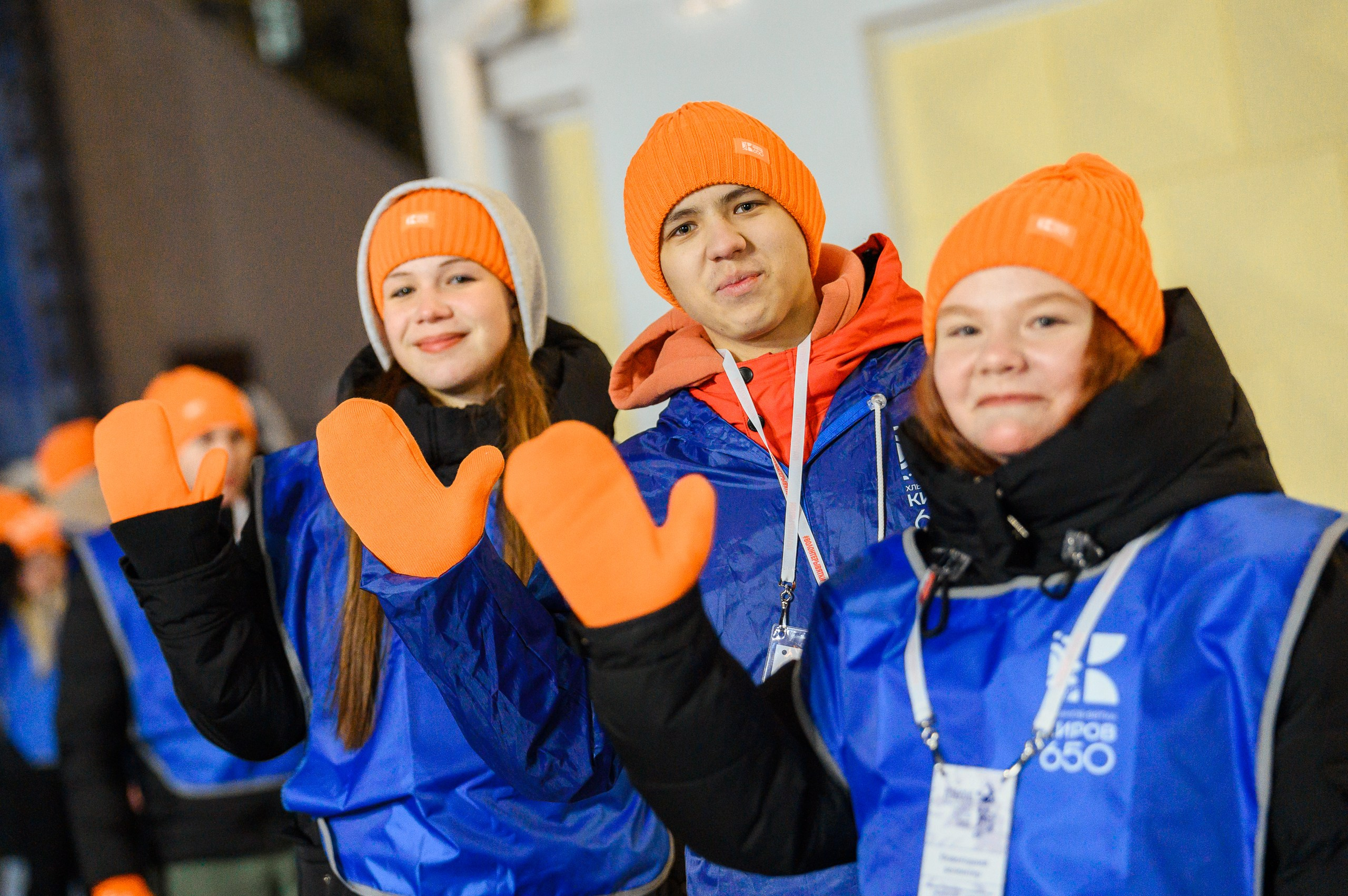 Новогодние волонтеры | Открытие Новогодней столицы Кирова 2025. Репортажный фотограф в Кирове Александр Лутошкин