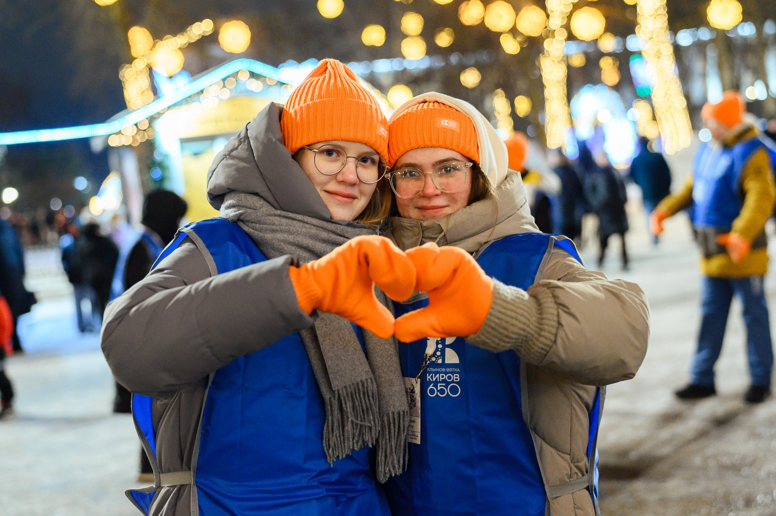 Новогодние волонтеры | Открытие Новогодней столицы Кирова 2025. Репортажный фотограф в Кирове Александр Лутошкин