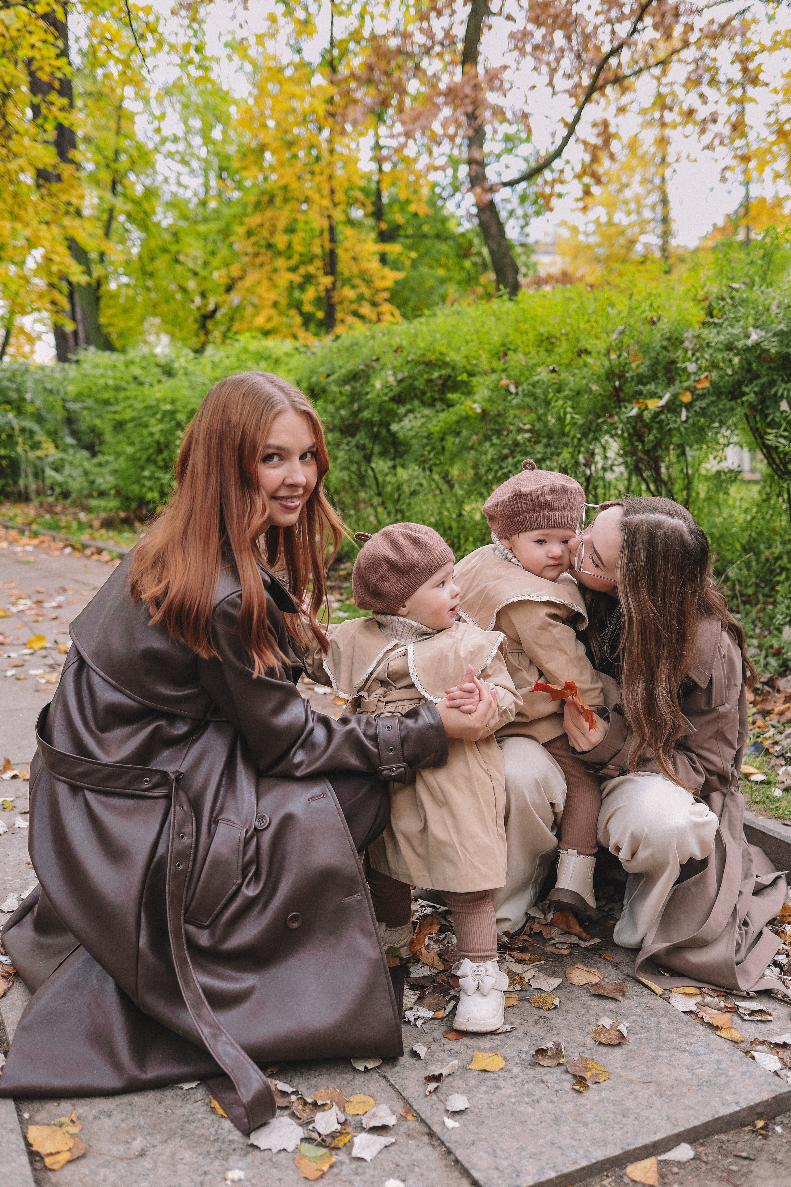 Мамы с дочками в осеннем парке. Фотограф Олеся Беляева | Санкт-Петербург и Ленобласть