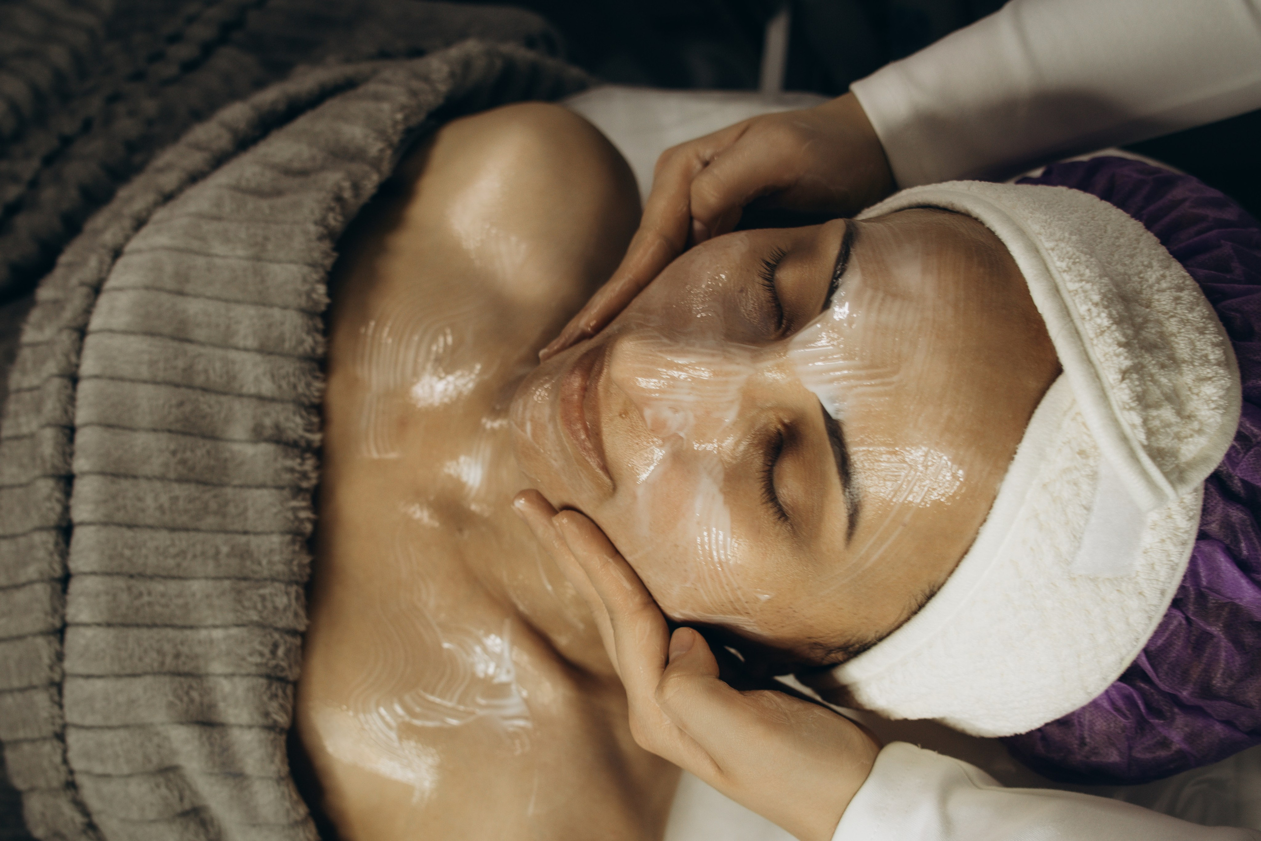 Косметолог делает массаж лица - крупный план