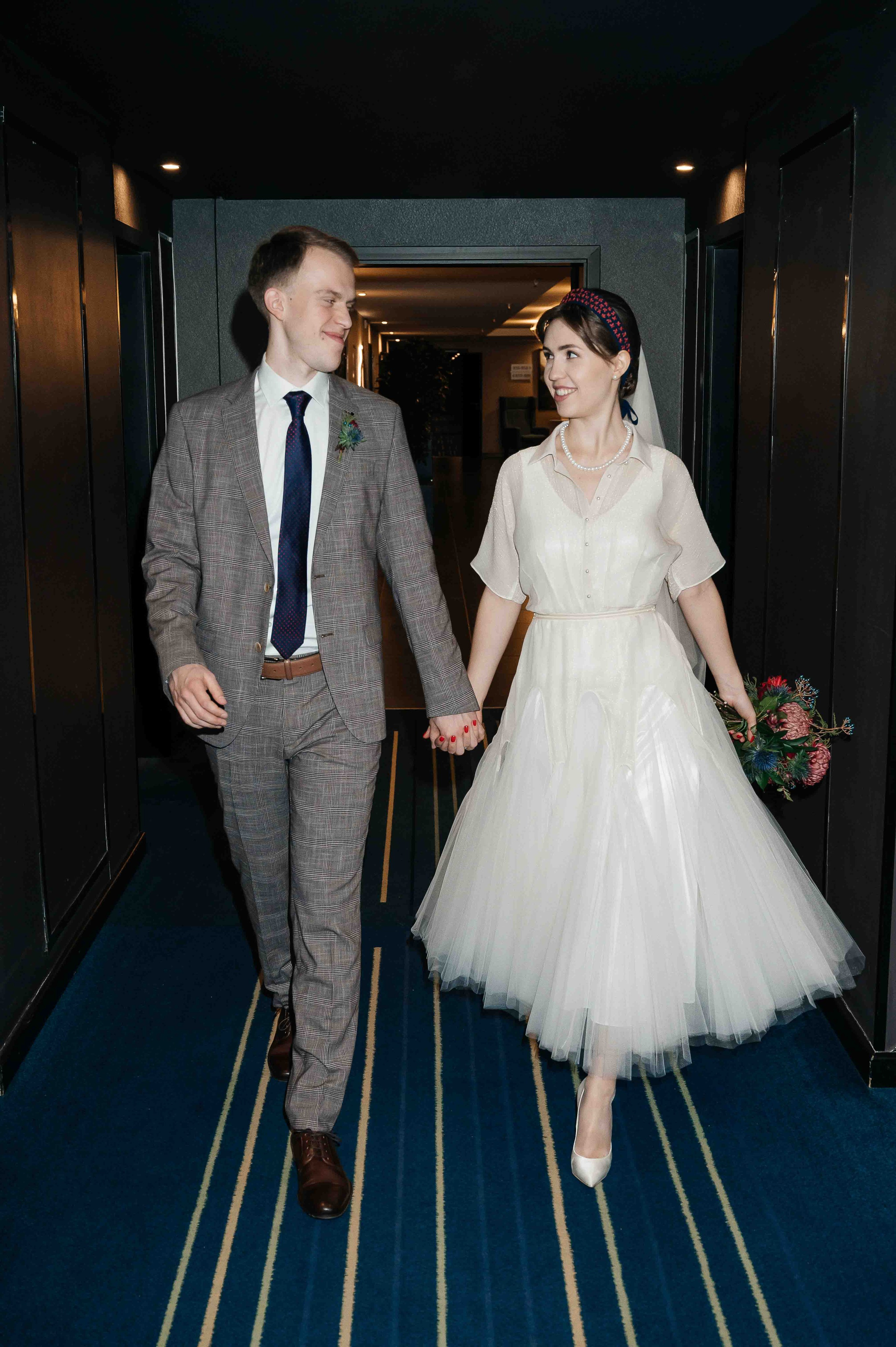 Утро невесты в гостинице. Свадебный и семейный фотограф в Котласе Никита Попов