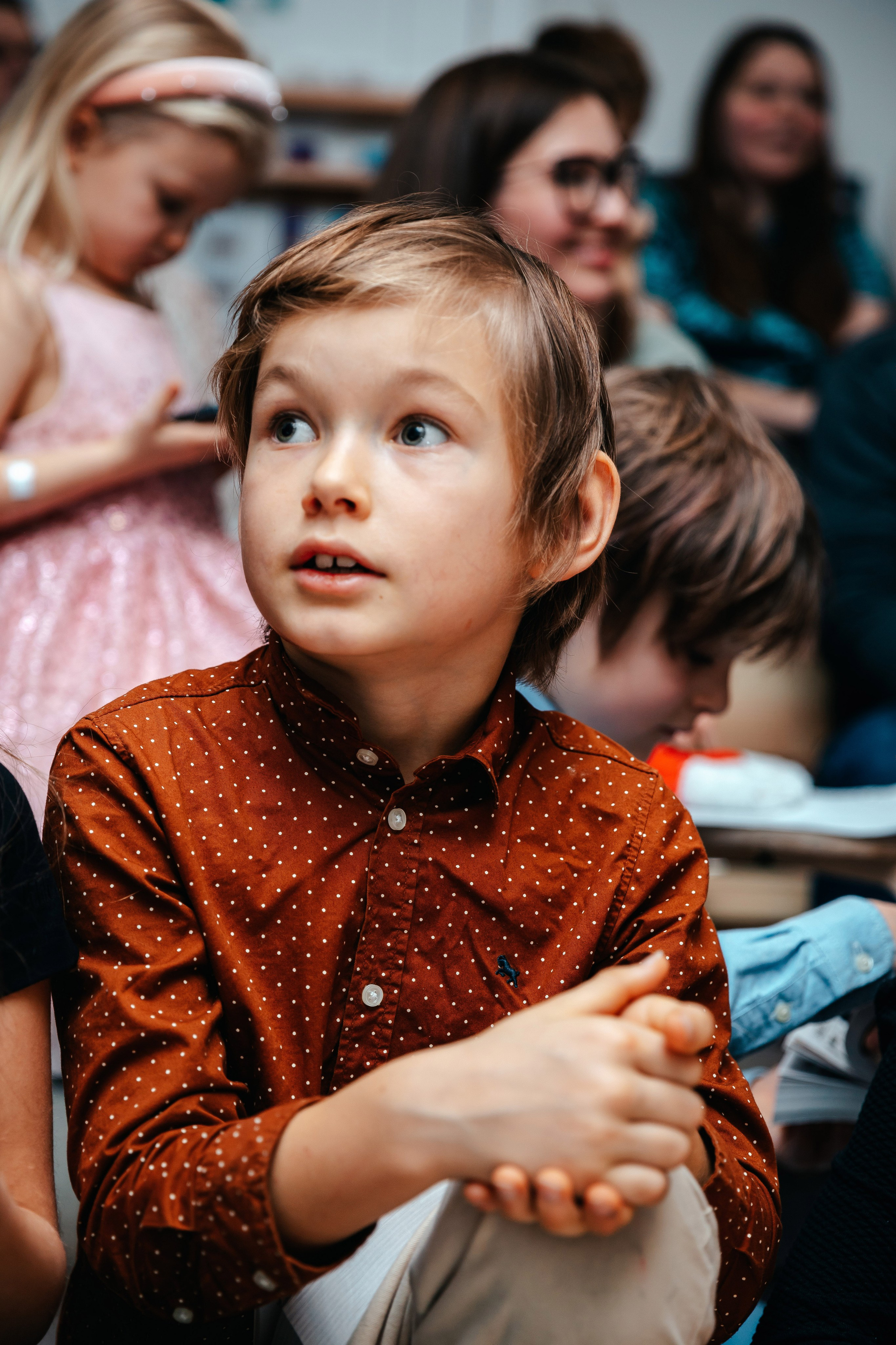 Новогодний утренник в Монтессори-школе. Семейный lifestyle фотограф в Санкт-Петербурге Людмила Пахомова