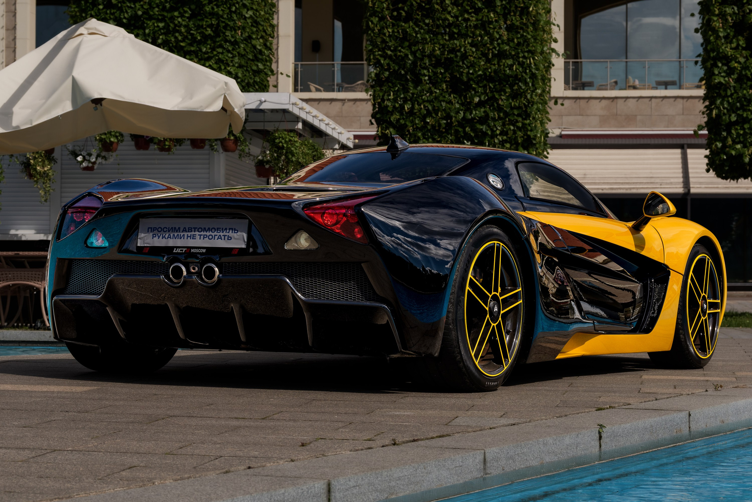 Задний ракурс Marussia B1, фотосъёмка кормы, оптики, выхлопа и колёс спорткара