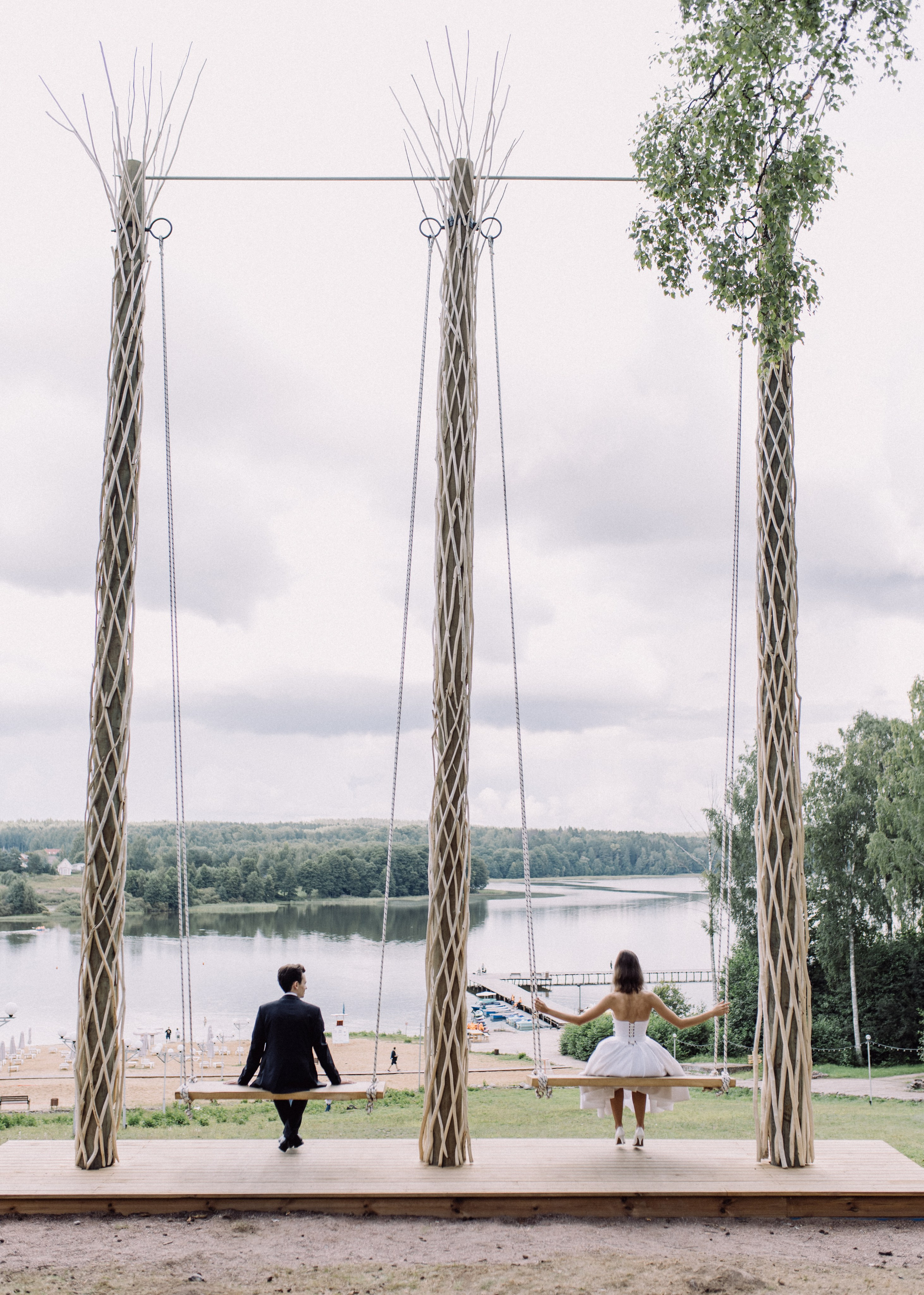 Прогулки во время свадебного банкета. Happiness is in the moments