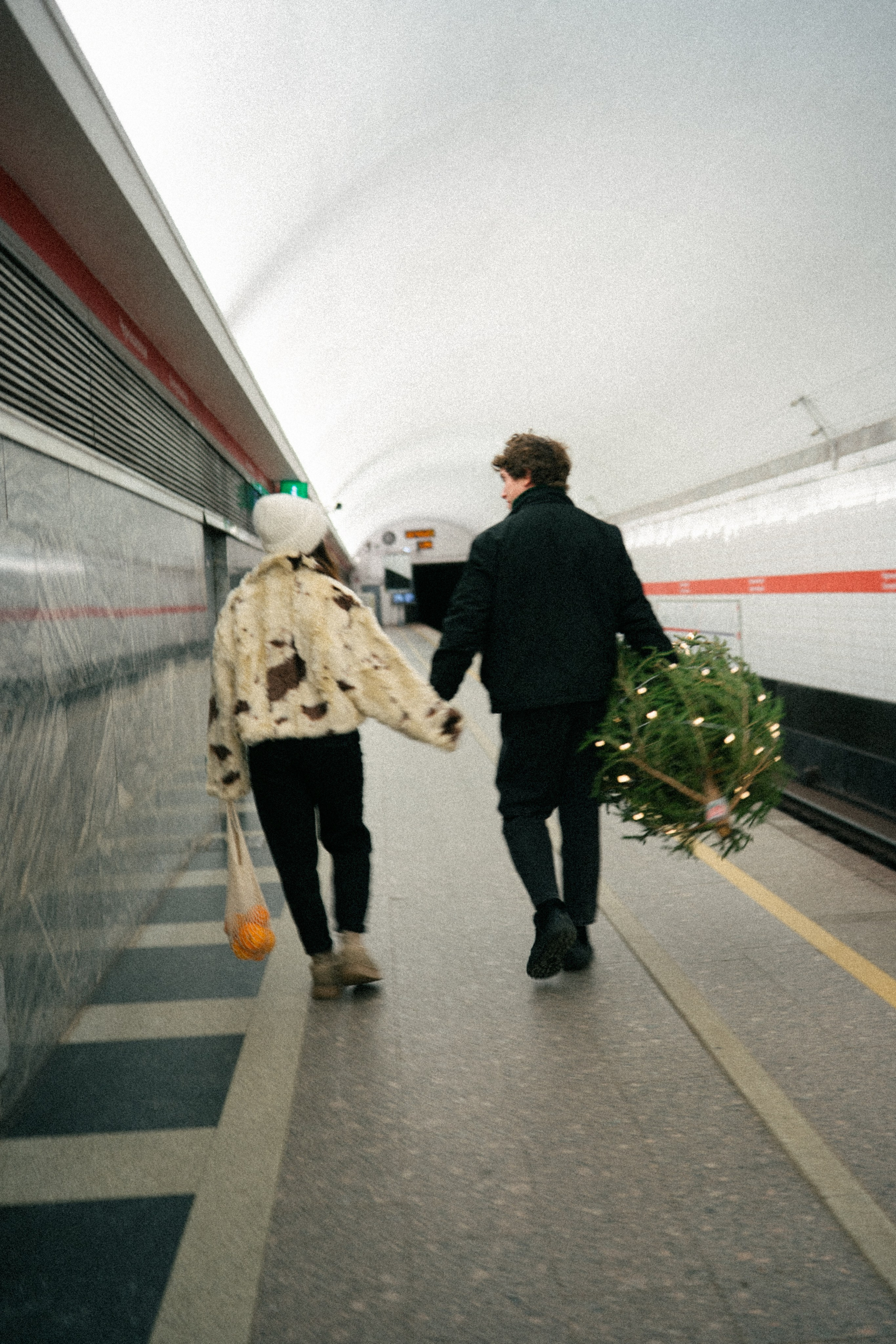 НОВОГОДНЯЯ ПРОГУЛКА ПАРЫ ПО ЧЕРНЫШЕВСКОЙ ПЕРЕД НОВЫМ ГОДОМ. Профессиональный фотограф, Санкт-Петербург — Виктория Богомолова