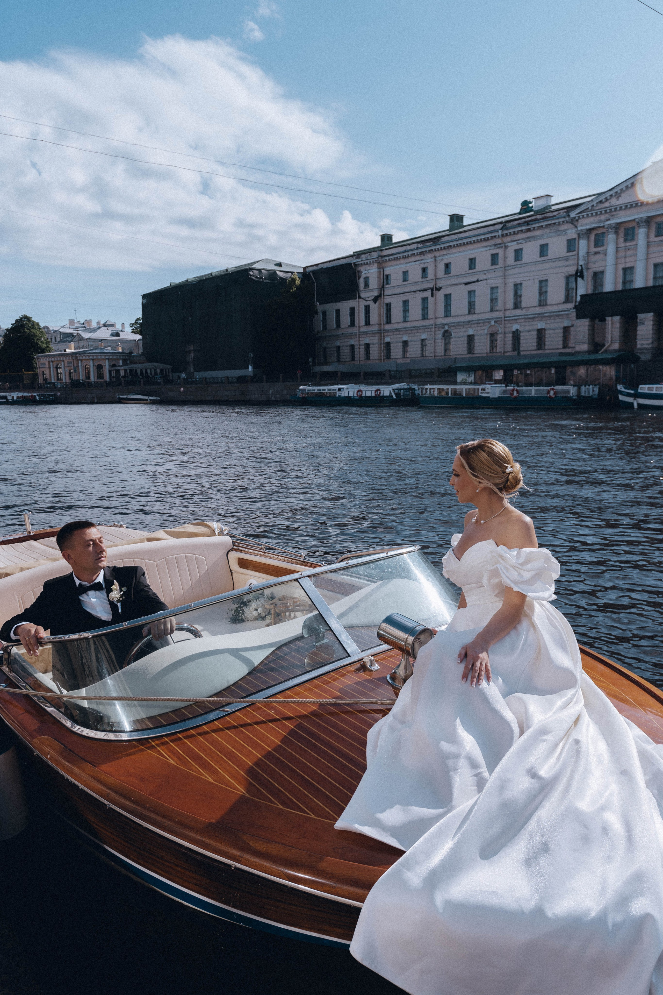 СВАДЕНБНАЯ СЬЕМКА НА КАТЕРЕ ПО КАНАЛАМ САНКТ-ПЕТЕРБУРГА И В АКВАТОРИИ НЕВЫ. Профессиональный фотограф, Санкт-Петербург — Виктория Богомолова