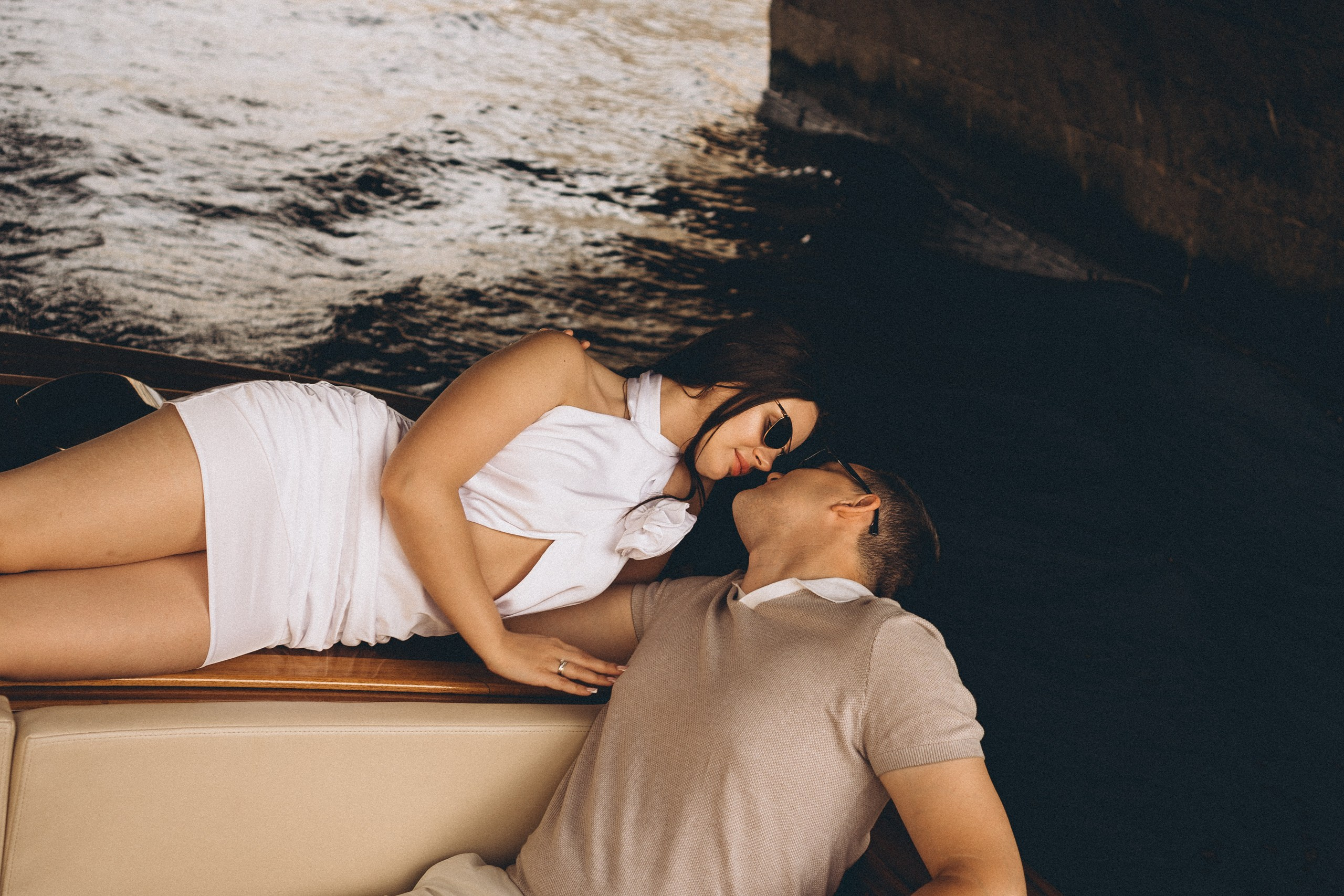 СВАДЕНБНАЯ СЬЕМКА НА КАТЕРЕ ПО КАНАЛАМ САНКТ-ПЕТЕРБУРГА И В АКВАТОРИИ НЕВЫ. Профессиональный фотограф, Санкт-Петербург — Виктория Богомолова