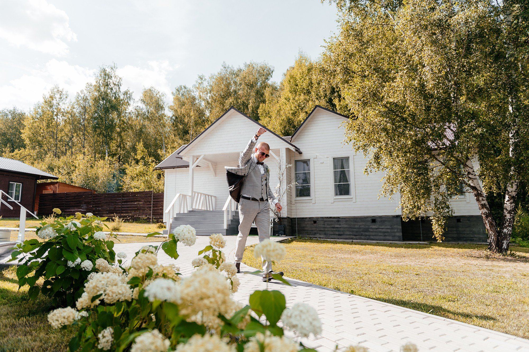 Жених радостно идет к алтарю свадьба москва.
