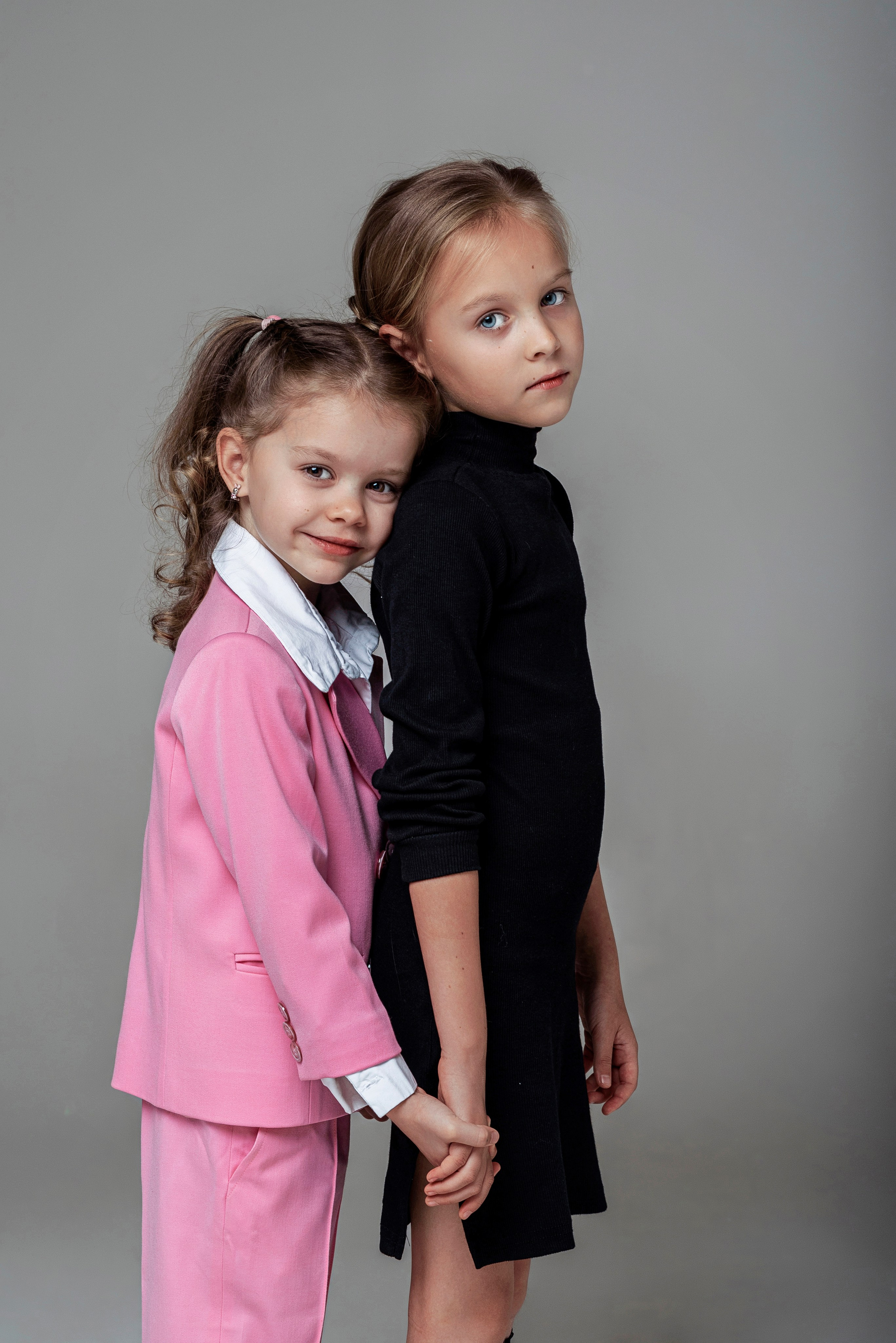 Детская фотосессия сестёр в Сочи. Детский студийный фотограф Сочи
