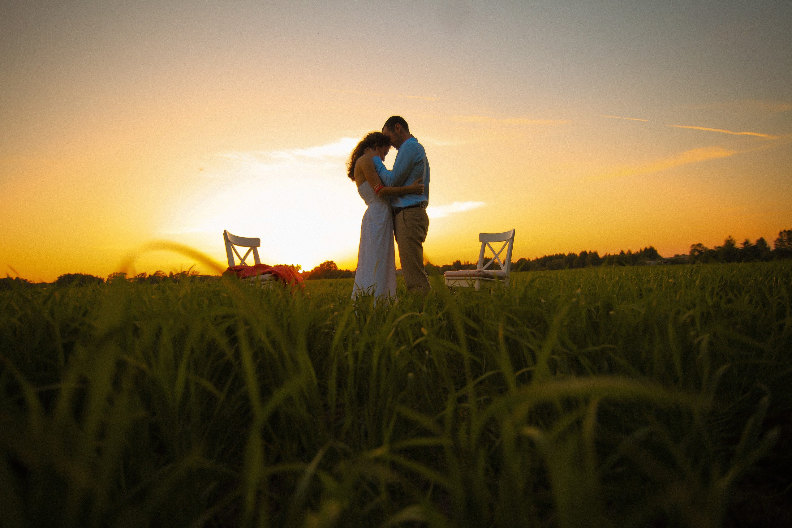 Душевная фотосессия пары в поле. Свадебный и репортажный фотограф в Ярославле и Санкт-Петербурге Роман Микрюков