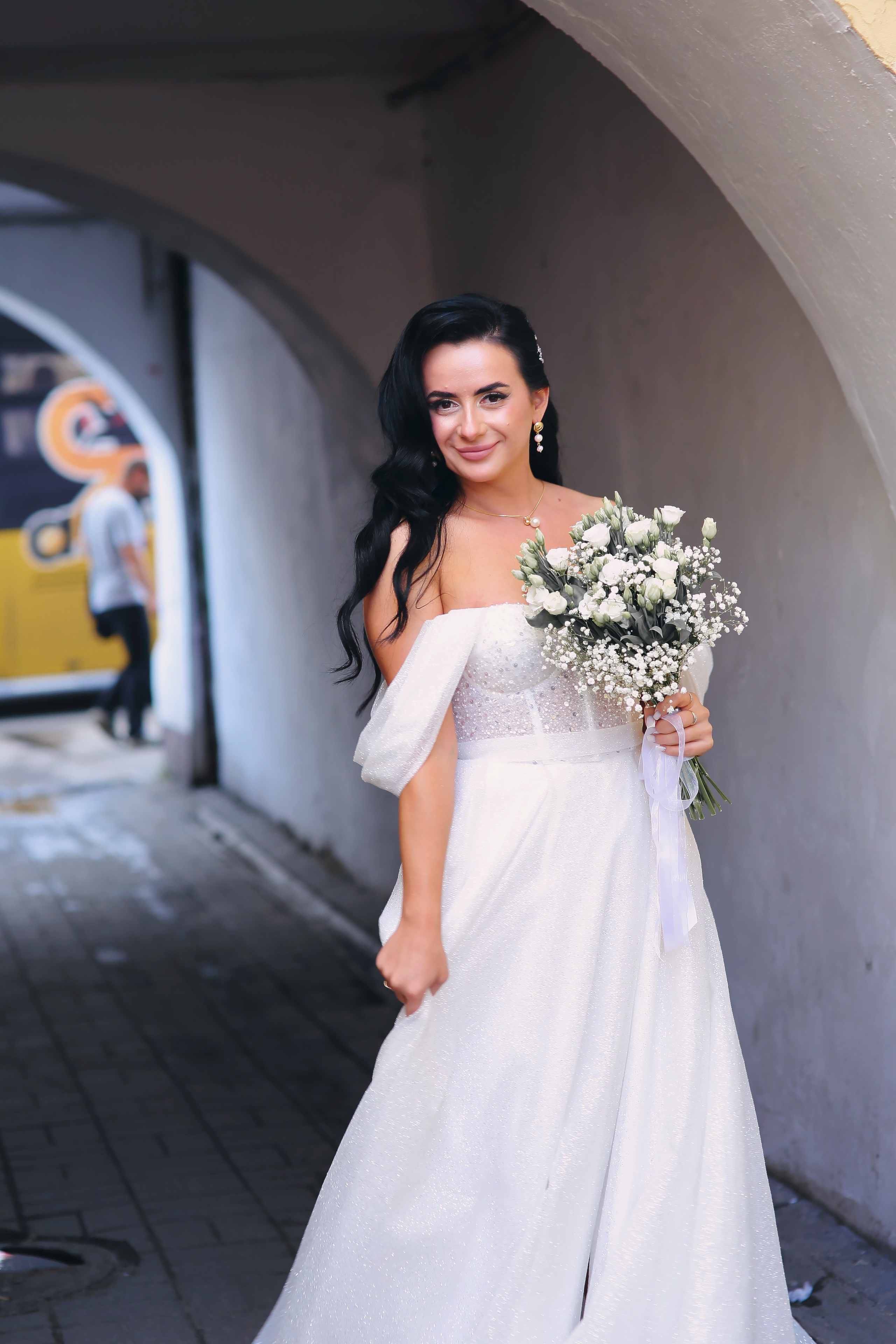 Съемка пары Марии и Ильи, гуляющих по городу. Свадебный и репортажный фотограф в Ярославле и Санкт-Петербурге Роман Микрюков