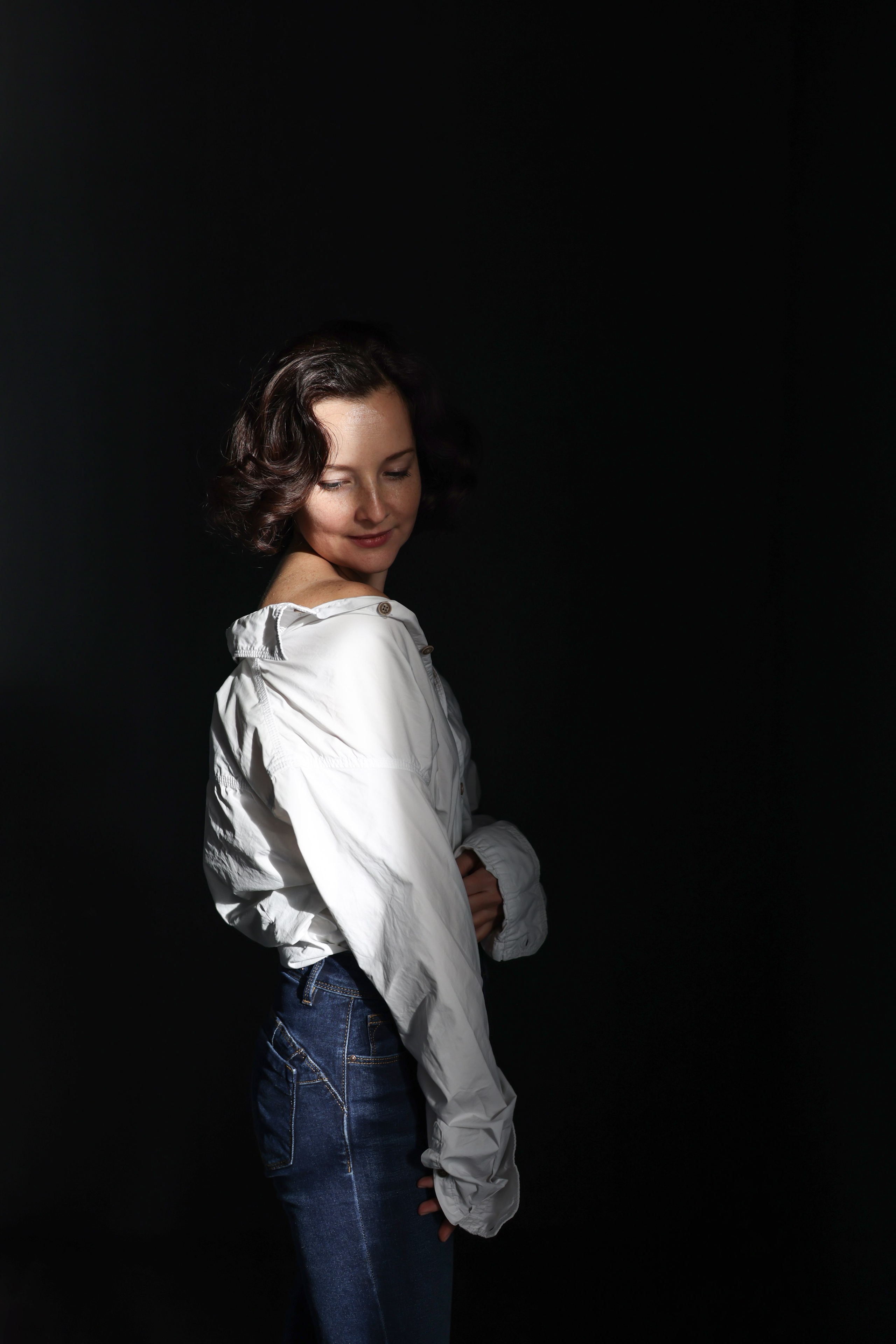 Сьемка в студии, брюнетка на темном фоне Фотограф - Мэри Маршания