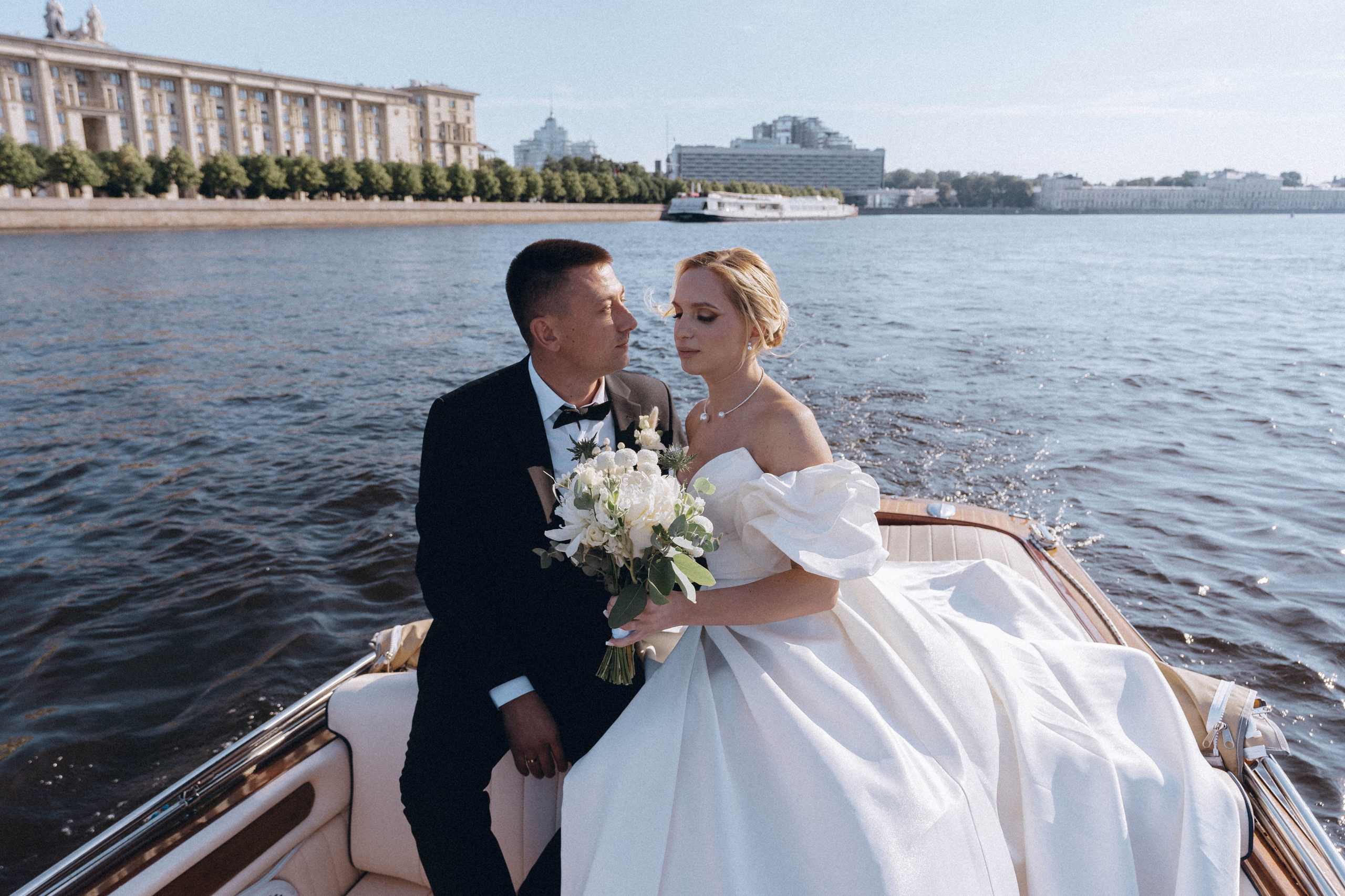 СВАДЕНБНАЯ СЬЕМКА НА КАТЕРЕ ПО КАНАЛАМ САНКТ-ПЕТЕРБУРГА И В АКВАТОРИИ НЕВЫ. Профессиональный фотограф, Санкт-Петербург — Виктория Богомолова