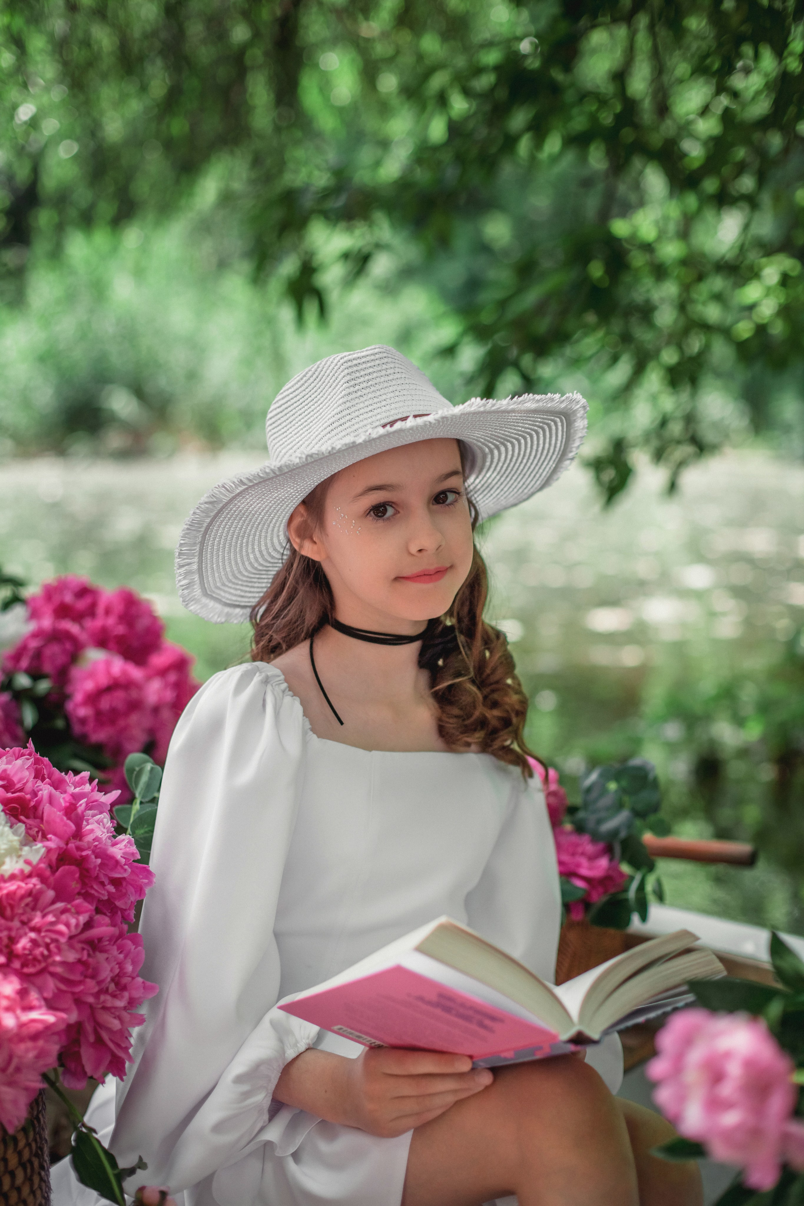 Екатерина и Вика в лодке с пионами. Фотограф в Волгограде Норченко Светлана