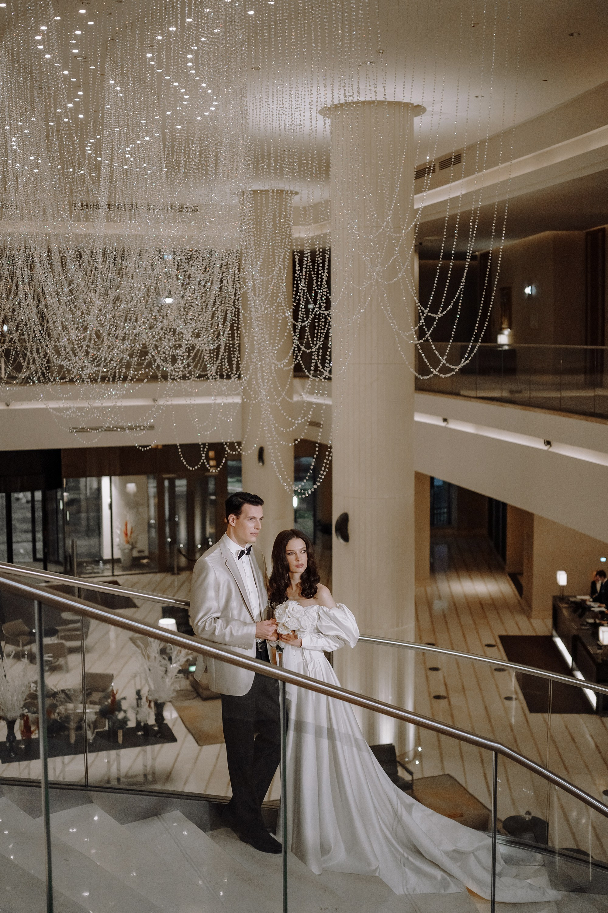 Фотосессия свадьбы на лестнице в Hyatt Regency Moscow Petrovsky Park. Свадебный и семейный фотограф в Москве Светлана Зоткина