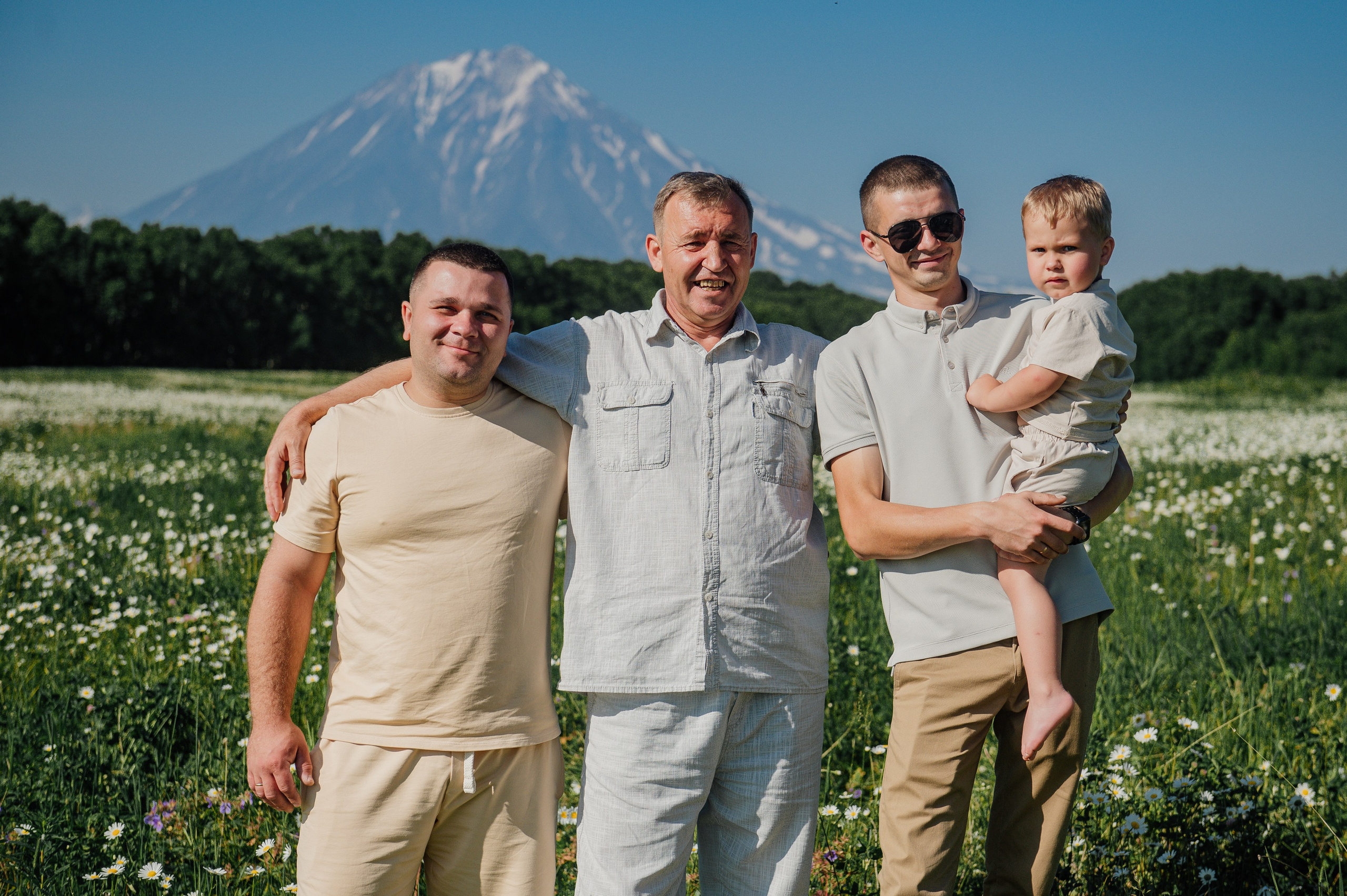 Большая семья в ромашках. Свадебный и семейный фотограф Камчатка. Фотограф Камчатка