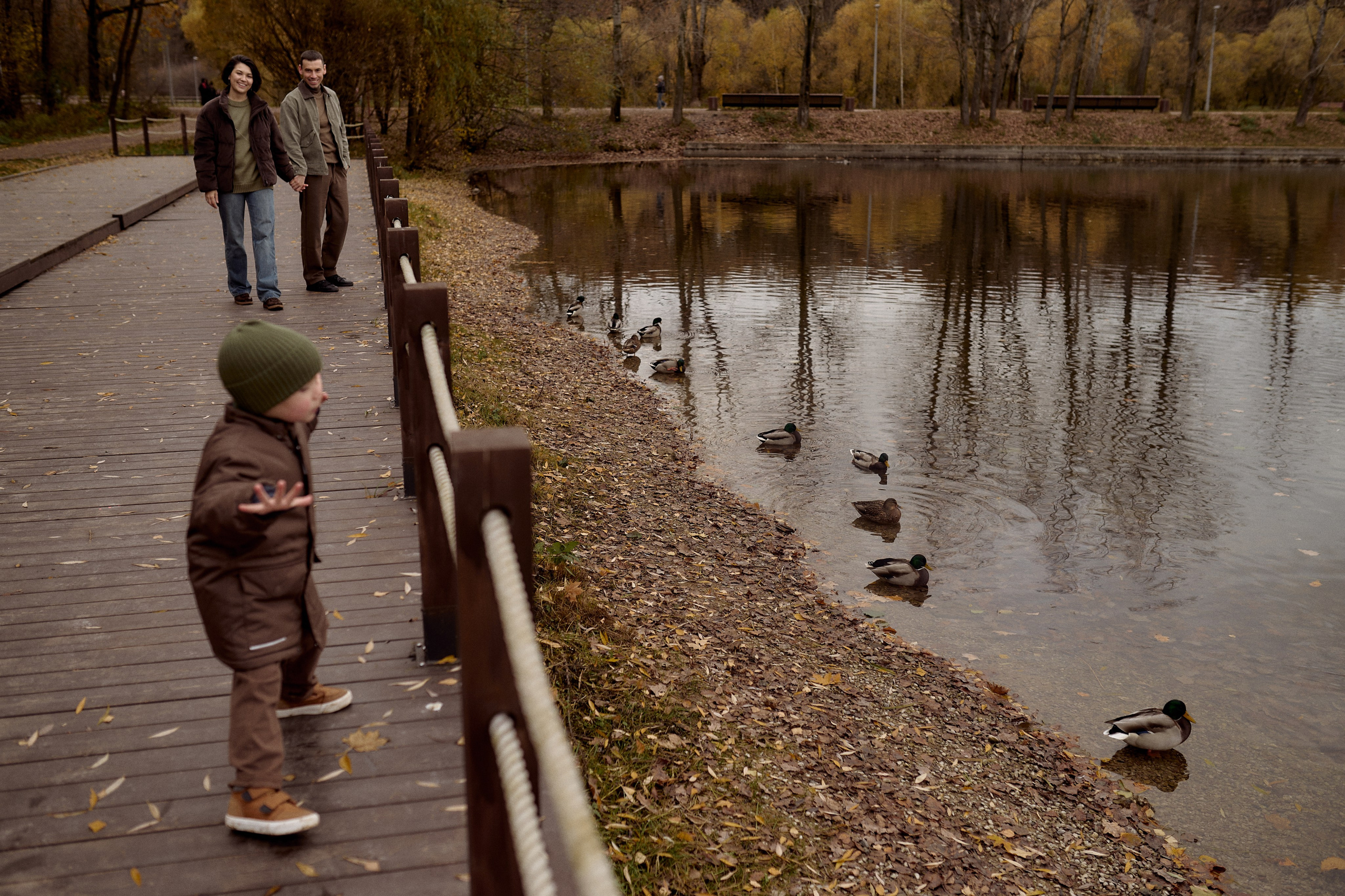 Вова, Юля и Максим в осеннем парке. Семейный и свадебный lifestyle-фотограф в Москве Мария Петрова