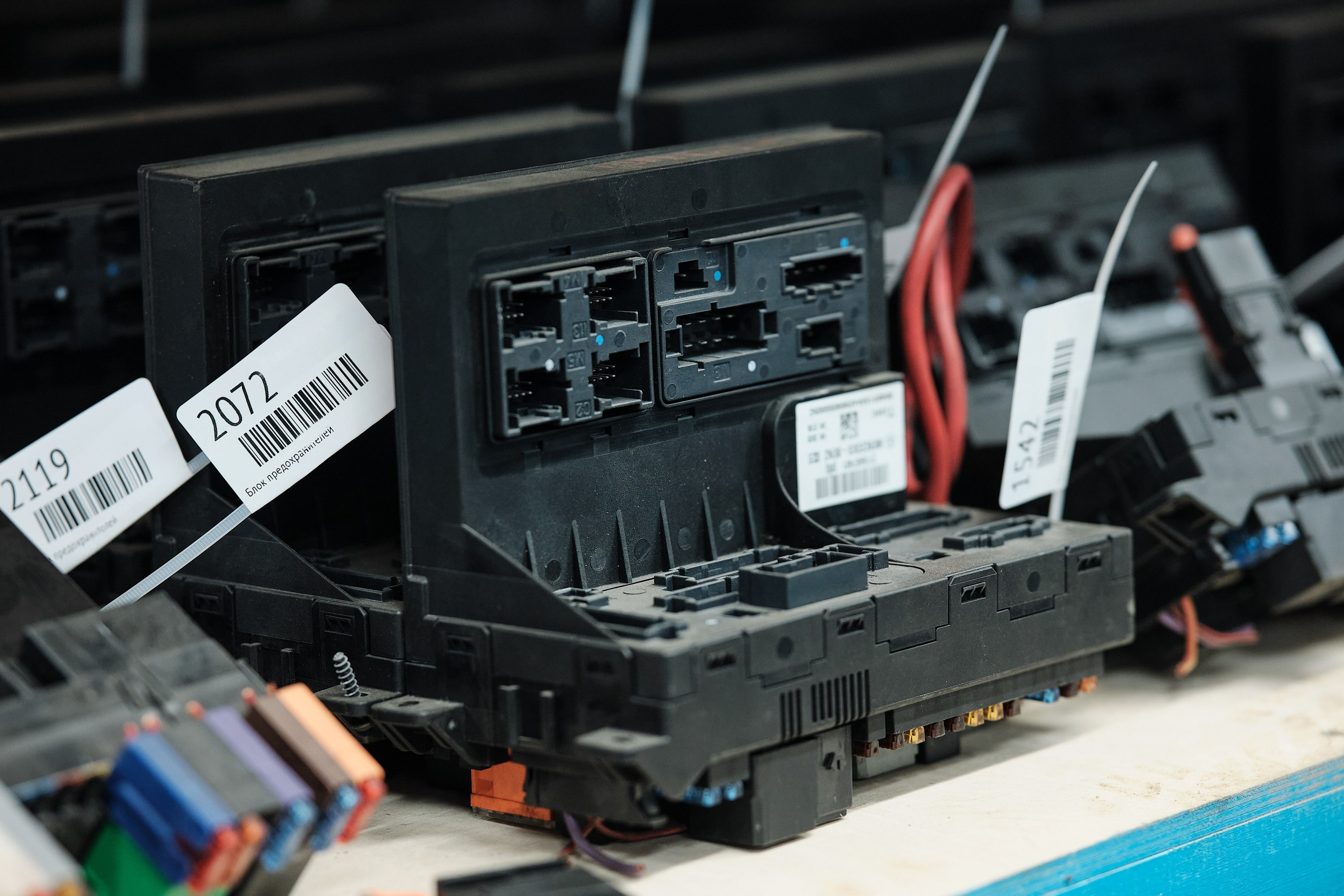 «Оригинальная панель приборов Mercedes-Benz W213 с дисплеем»«Консоль центральная Mercedes-Benz E-Class W213 с элементами управления»«Руль Mercedes-Benz S-Class W222 с кнопками и подогревом»«Сиденье переднее левое Mercedes-Benz GLC X253 с электроприводом и памятью»«Обшивка двери правая Mercedes-Benz C-Class W205 оригинальная деталь»«Подлокотник центральный Mercedes-Benz V-Class W447 с отделением для хранения»«Панель управления климат-контролем Mercedes-Benz GLS X167 оригинал»«Декоративная накладка торпеды Mercedes-Benz A-Class W177 с алюминиевым эффектом»«Кнопка запуска двигателя Mercedes-Benz GLE W167 оригинальная запчасть»«Подсветка салона LED Mercedes-Benz CLA C118 с настройками цвета»«Коврики салона Mercedes-Maybach S-Class W223 оригинальные»«Подголовник заднего сиденья Mercedes-Maybach GLS X167 с электроприводом»