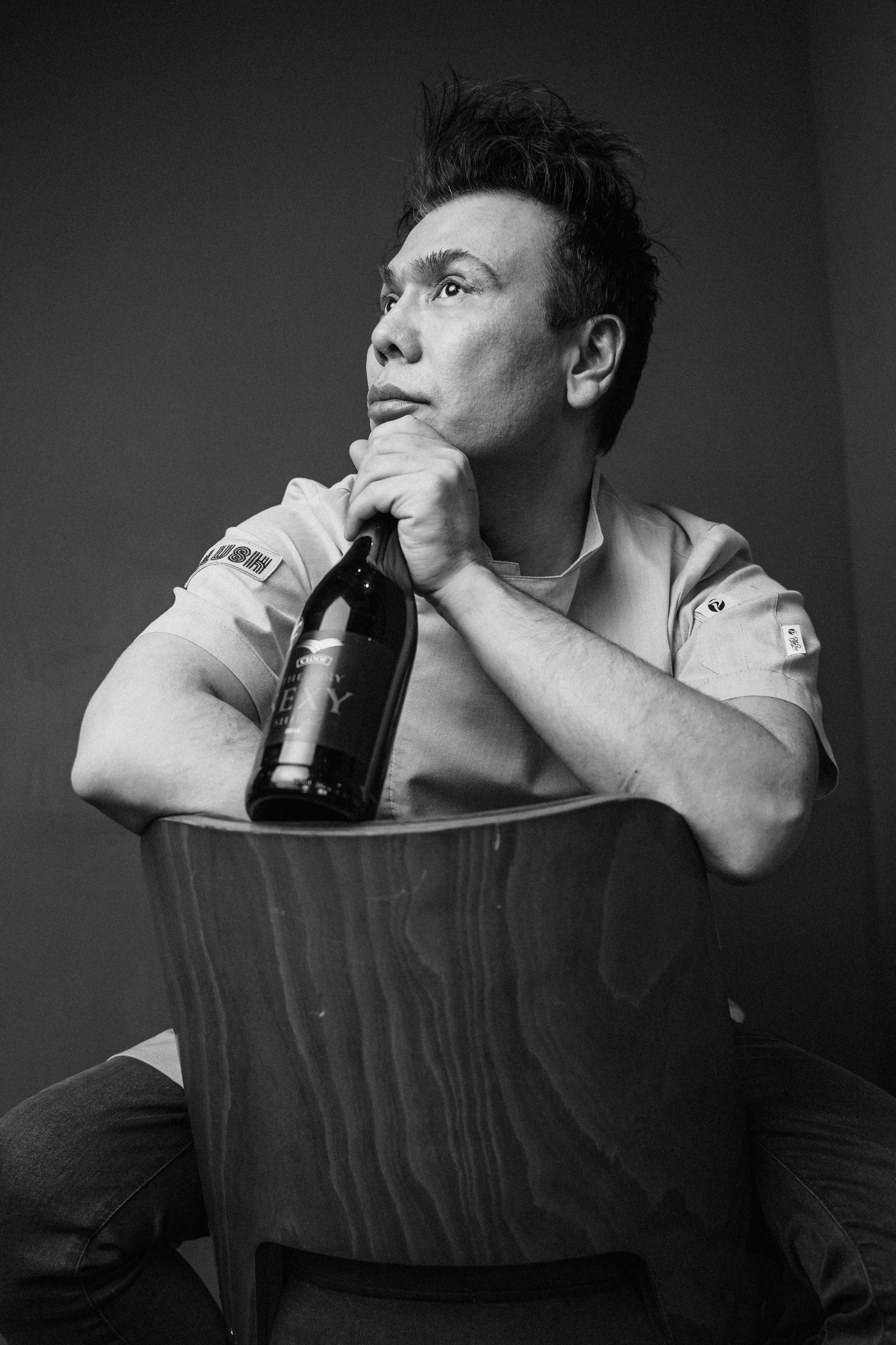 Имиджевый портрет сомелье в интерьере винного бара