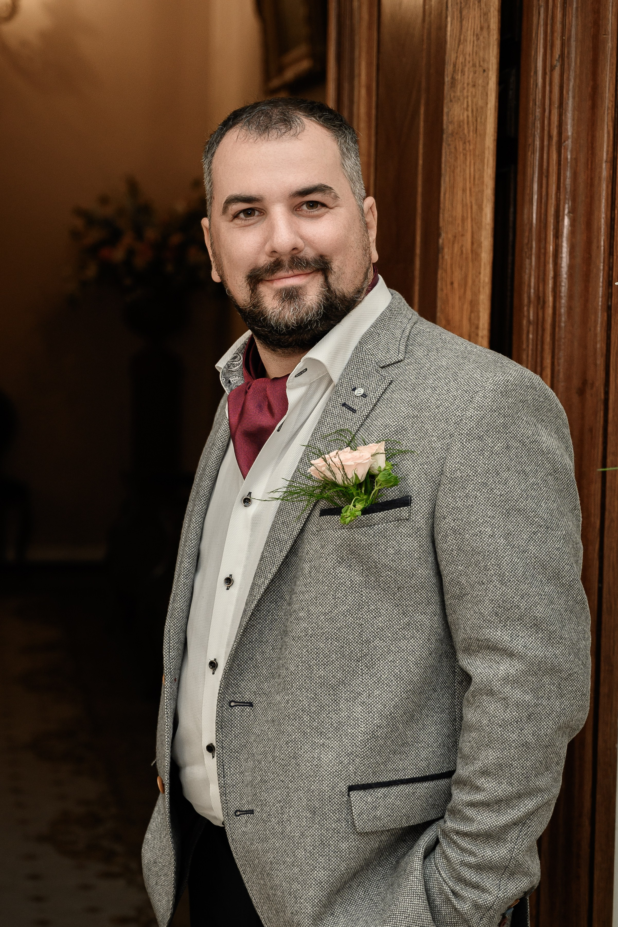 Фотосессия для жениха на свадьбе во дворце.