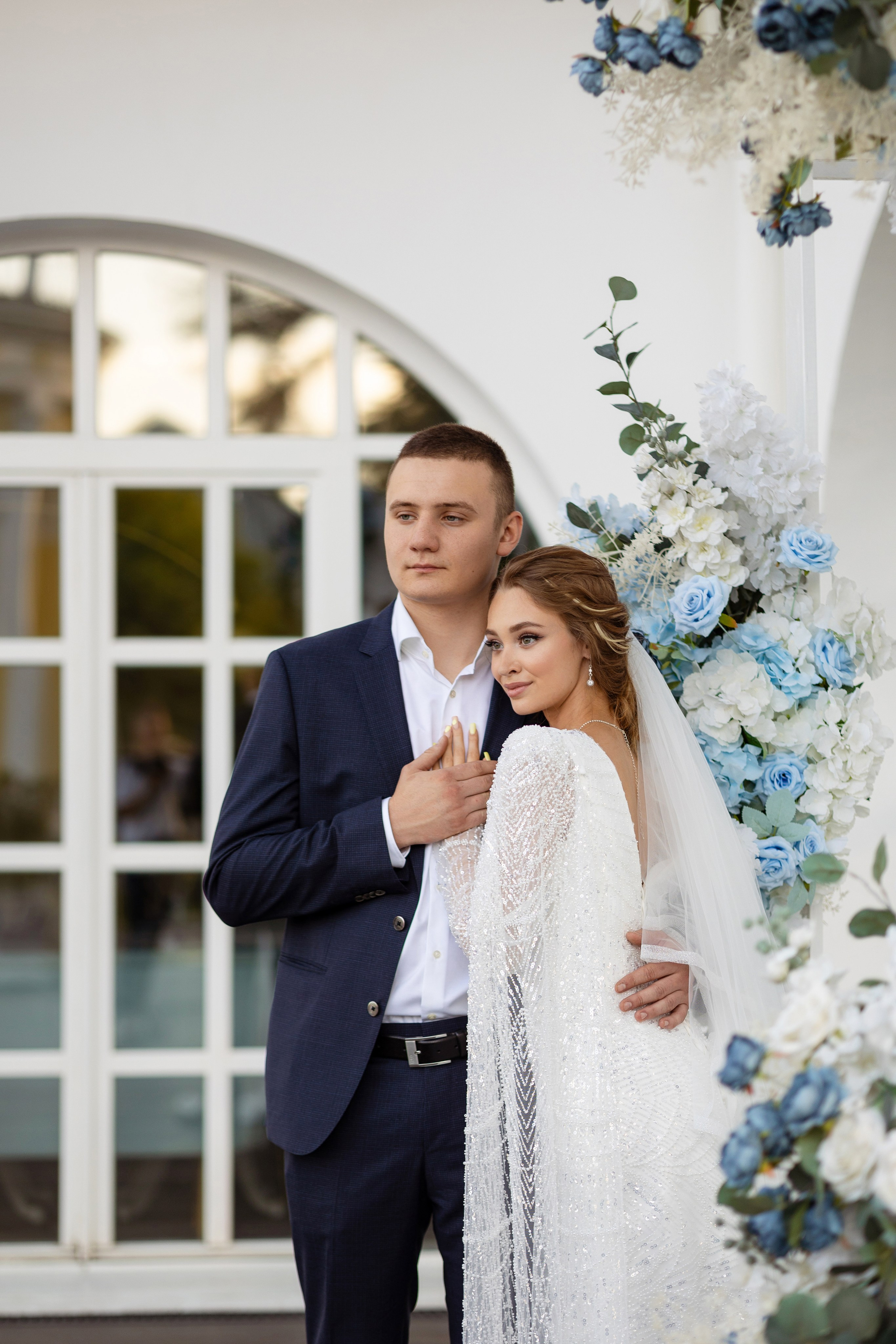 Молодые смотрят вдаль в одном направлении.