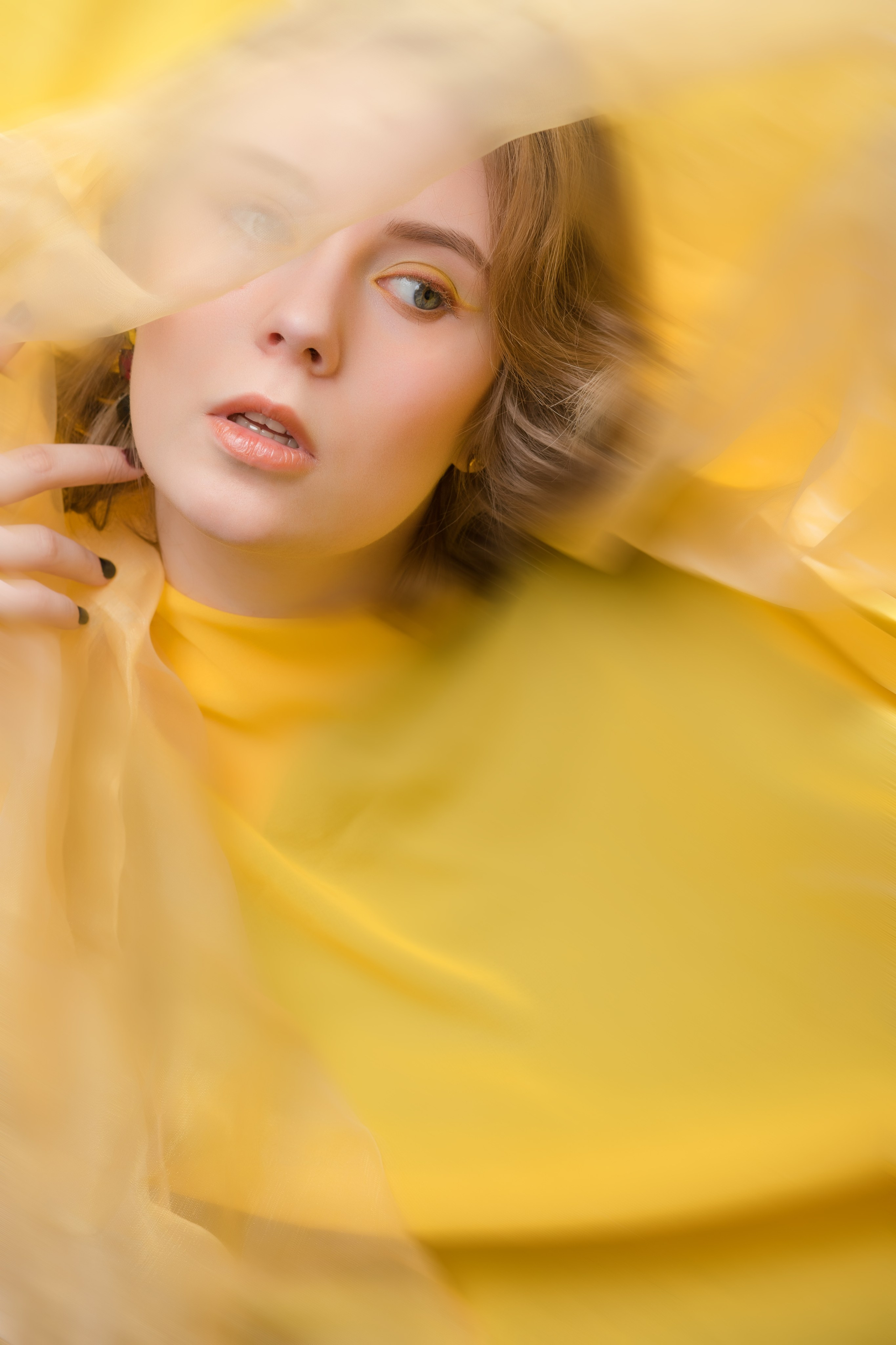 Девушка в жёлтом одеянии позирует фотографу